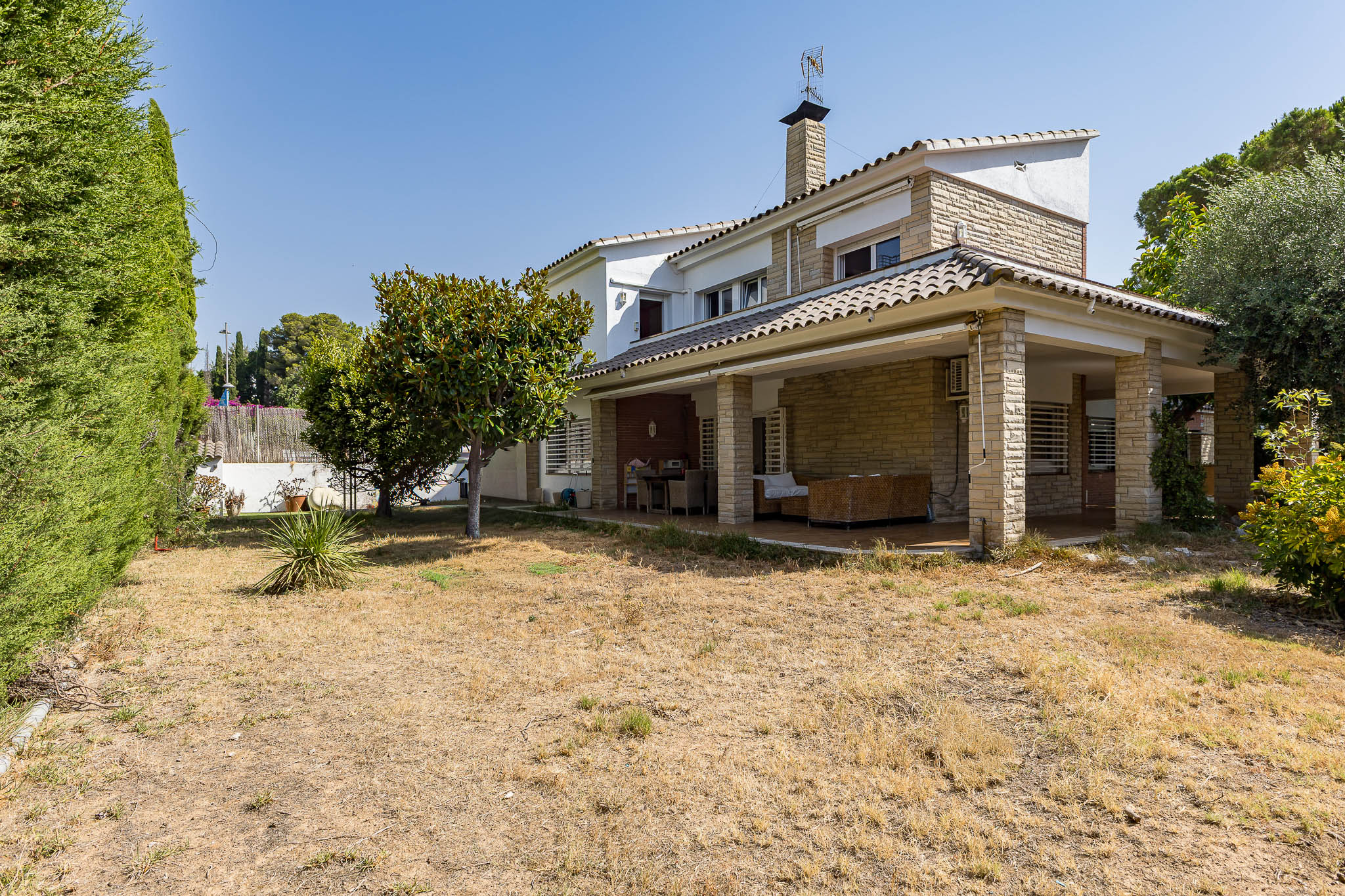 Chalet house with land near the city center and the beach