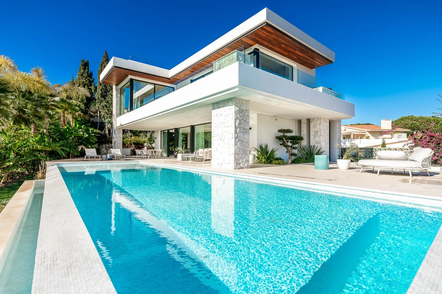 Moderne und luxuriöse Villa in Marbesa mit Merrblick Strandnah