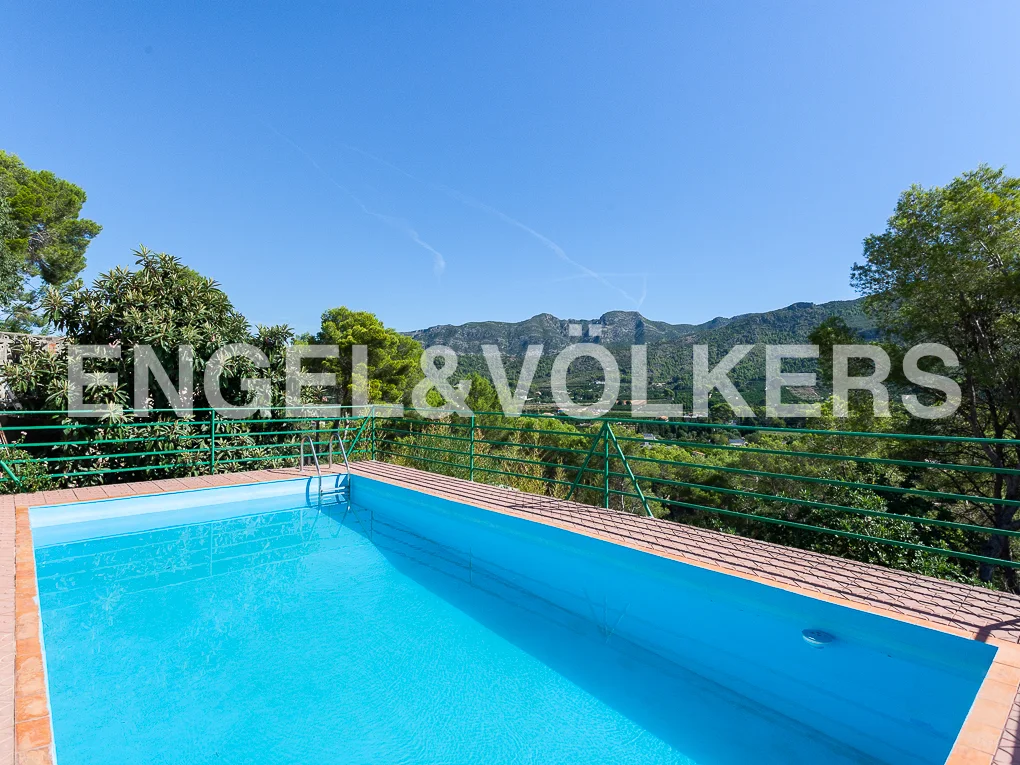Property with pool and views in La Barraca de Aguas Vivas