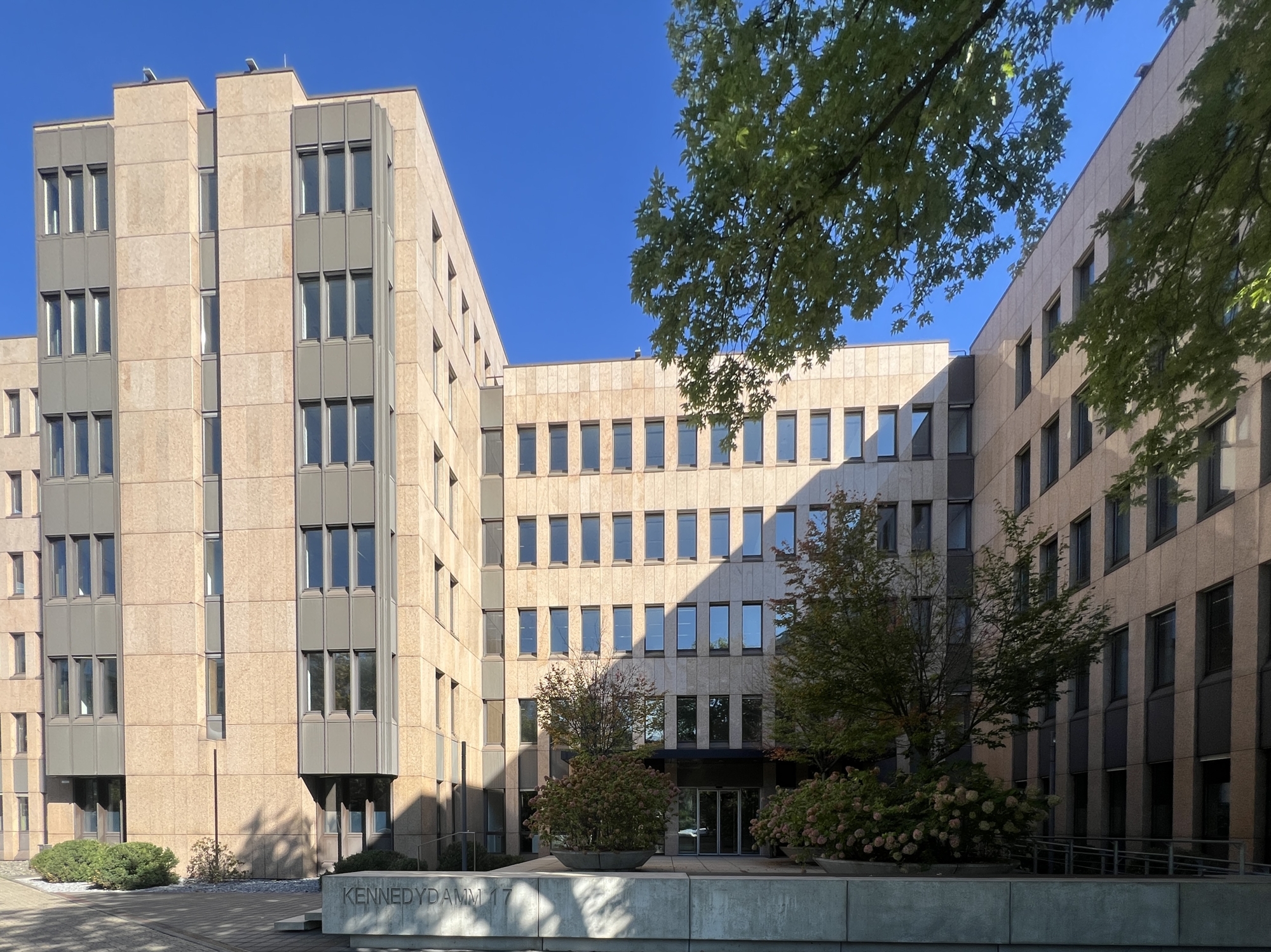 ERSTKLASSIGE BÜROFLÄCHEN IN RHEINNÄHE
