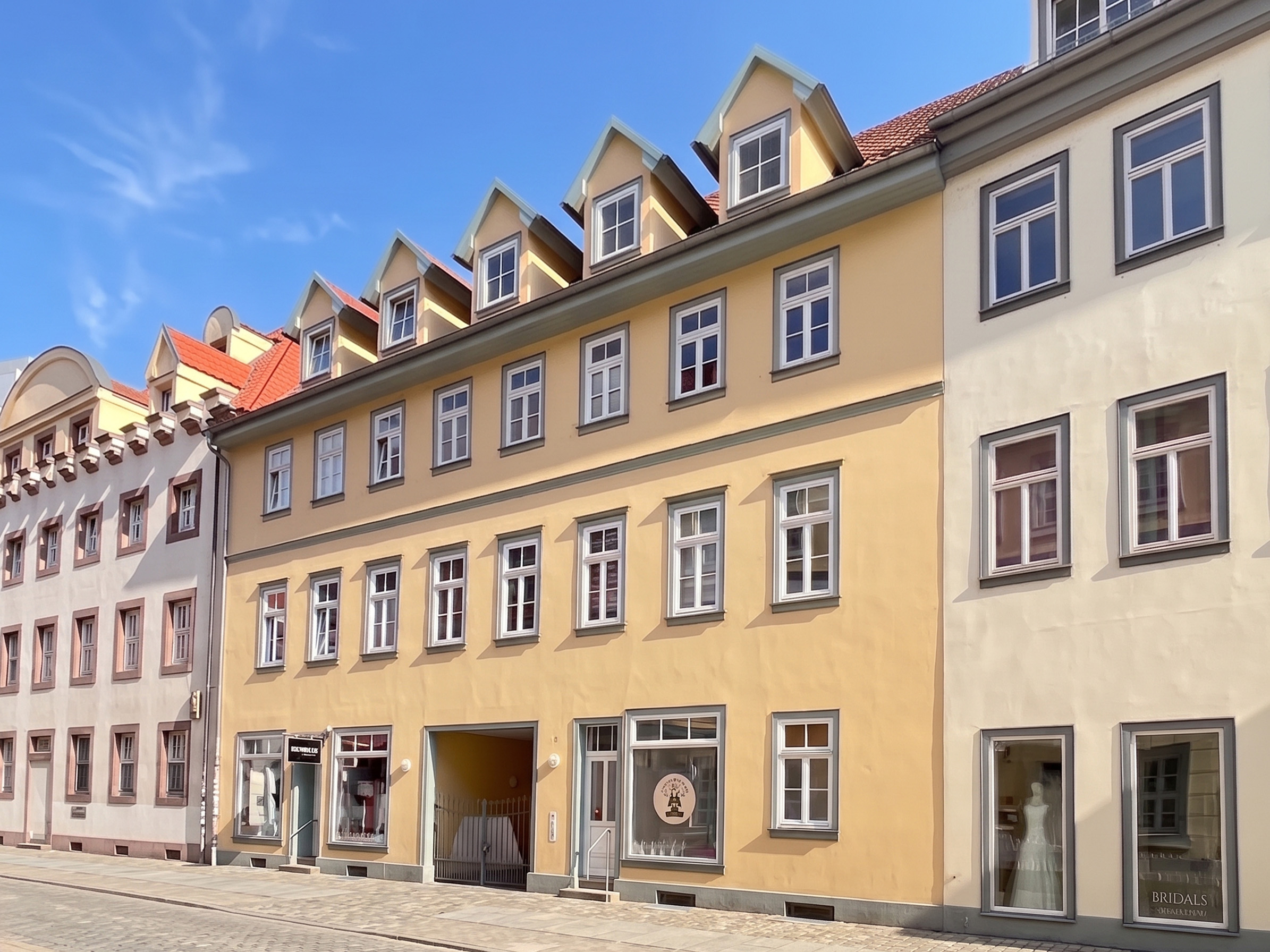 Elegante 4-Zimmer-Altbauwohnung mit Südbalkon und Carportstellplatz in Erfurts historischer Altstadt [AI-modified]