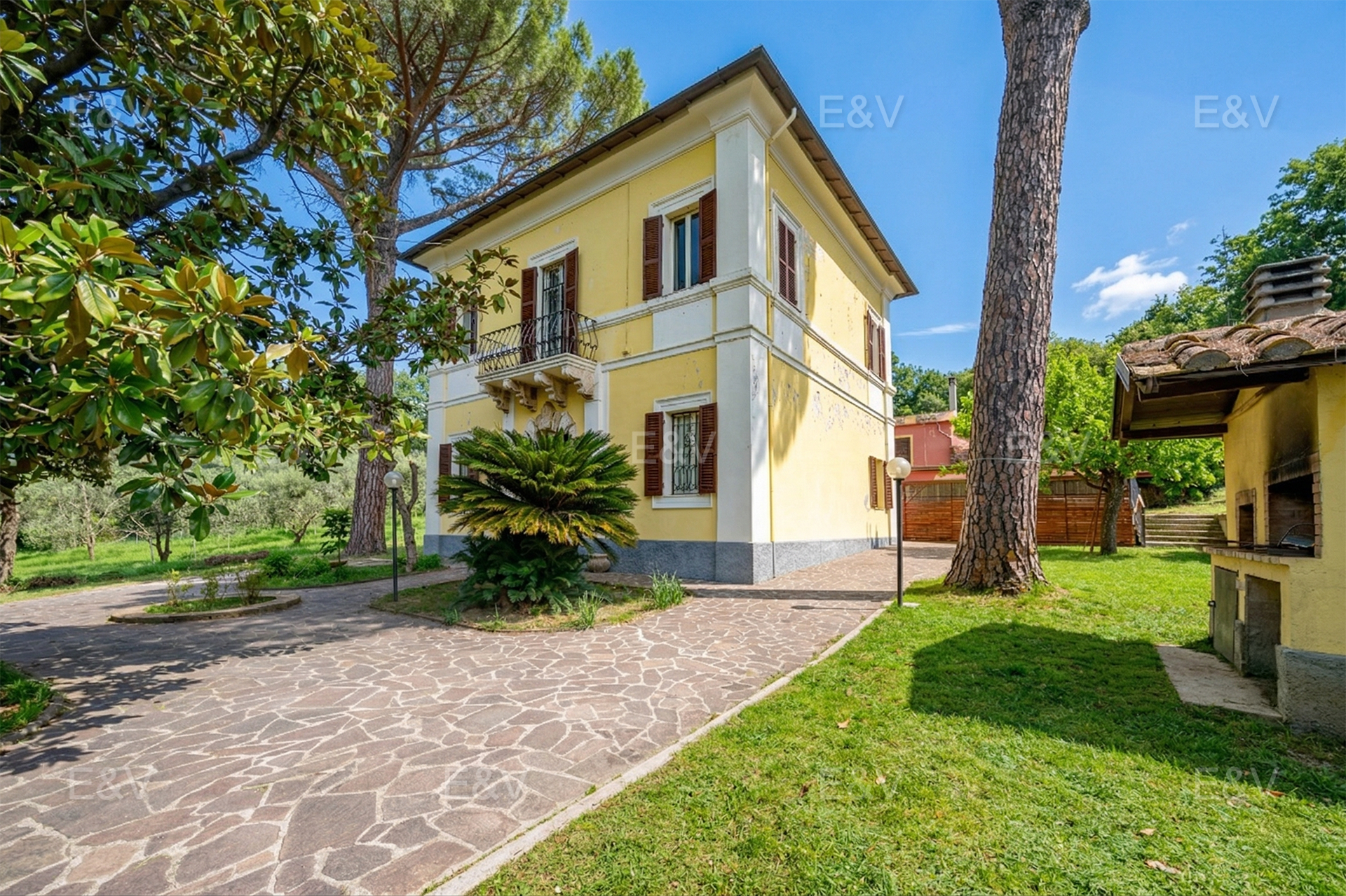 Historic Art Nouveau villa with a guesthouse, just a stone's throw from the city