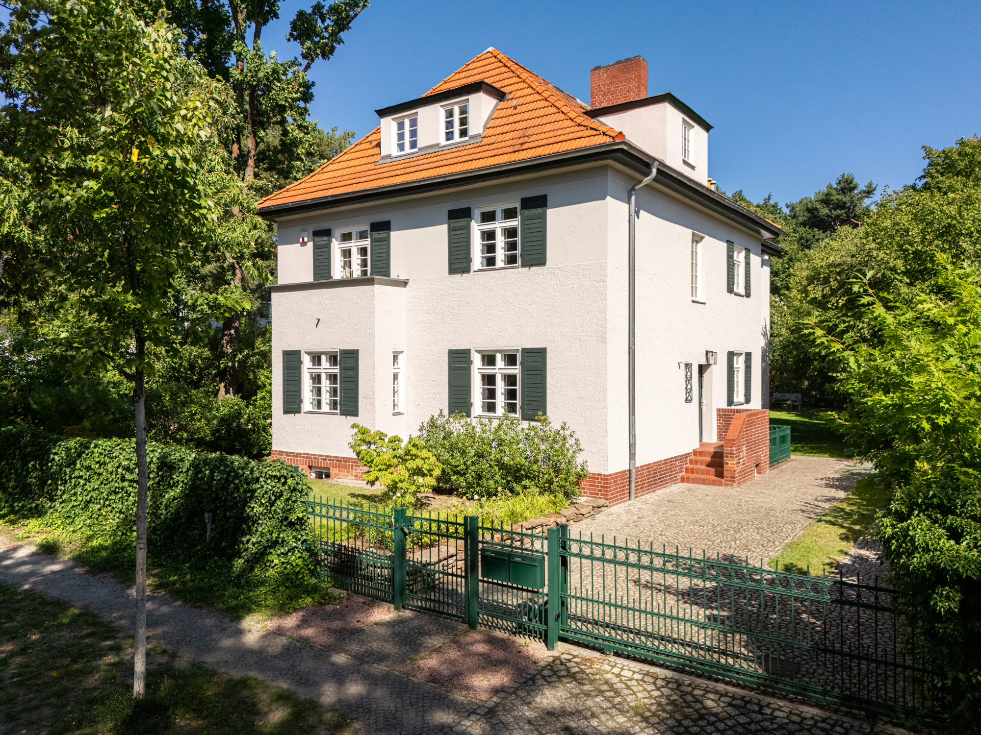 Klassiker mit 8 Zimmern auf großem  Grundstück in begehrter Villenkolonie