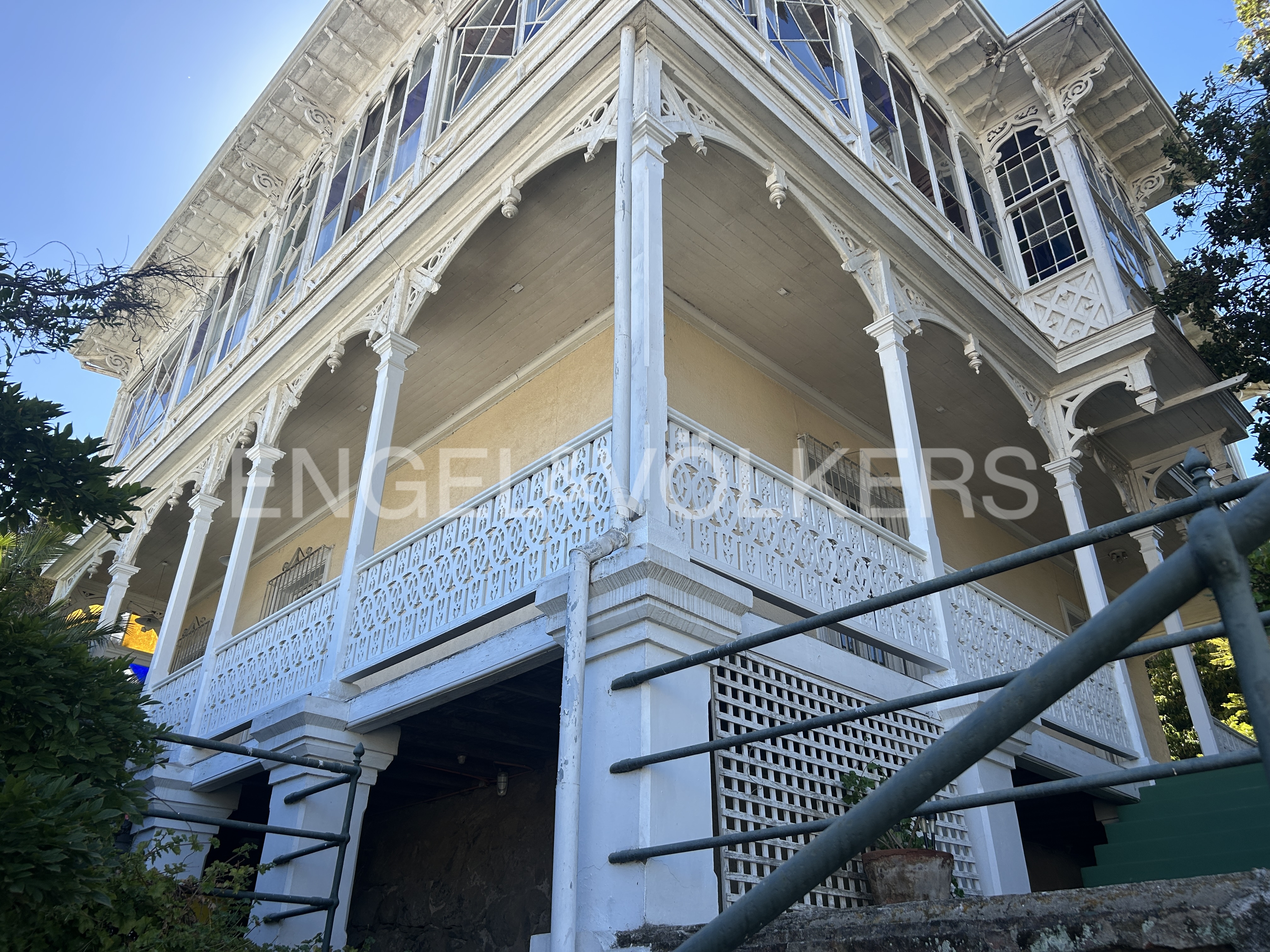 Casona  ubicada en barrio residencial de Viña del mar.-