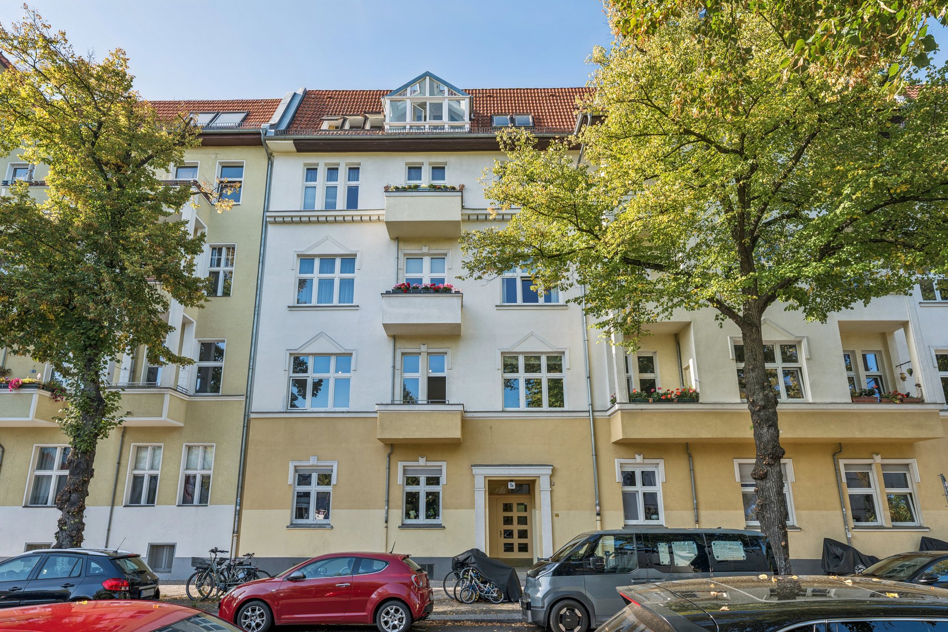Helle Altbauwohnung mit Südost-Balkon und praktischem Grundriss
