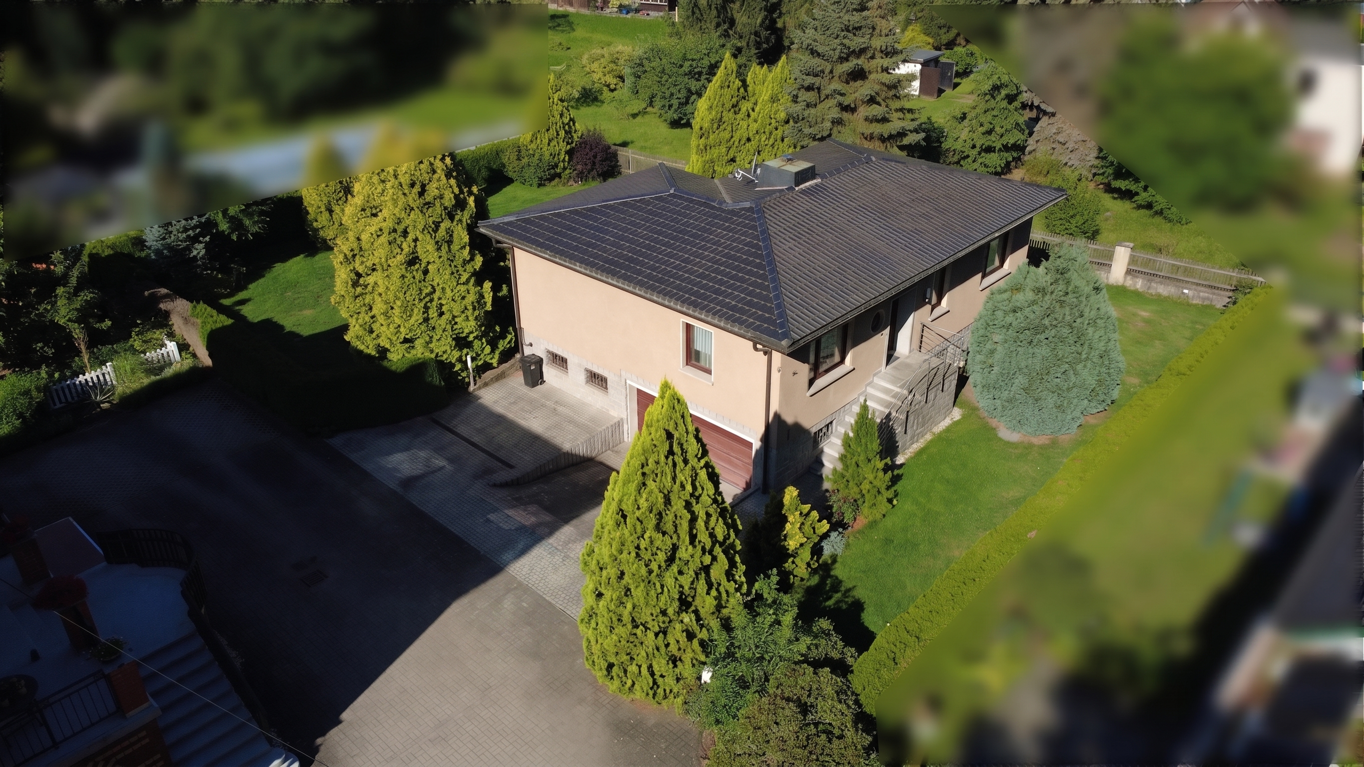 Charmantes Haus in Glauchau mit Seenähe, Garten, Terrasse, Garage und großem Ausbaupotenzial [AI-modified]