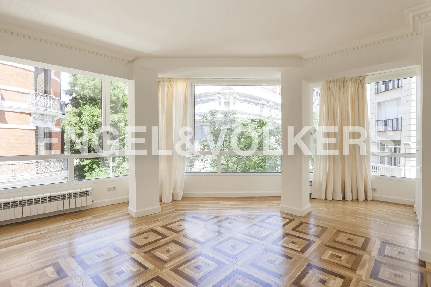 Great corner apartment with view to a quiet tree-lined street in Almagro