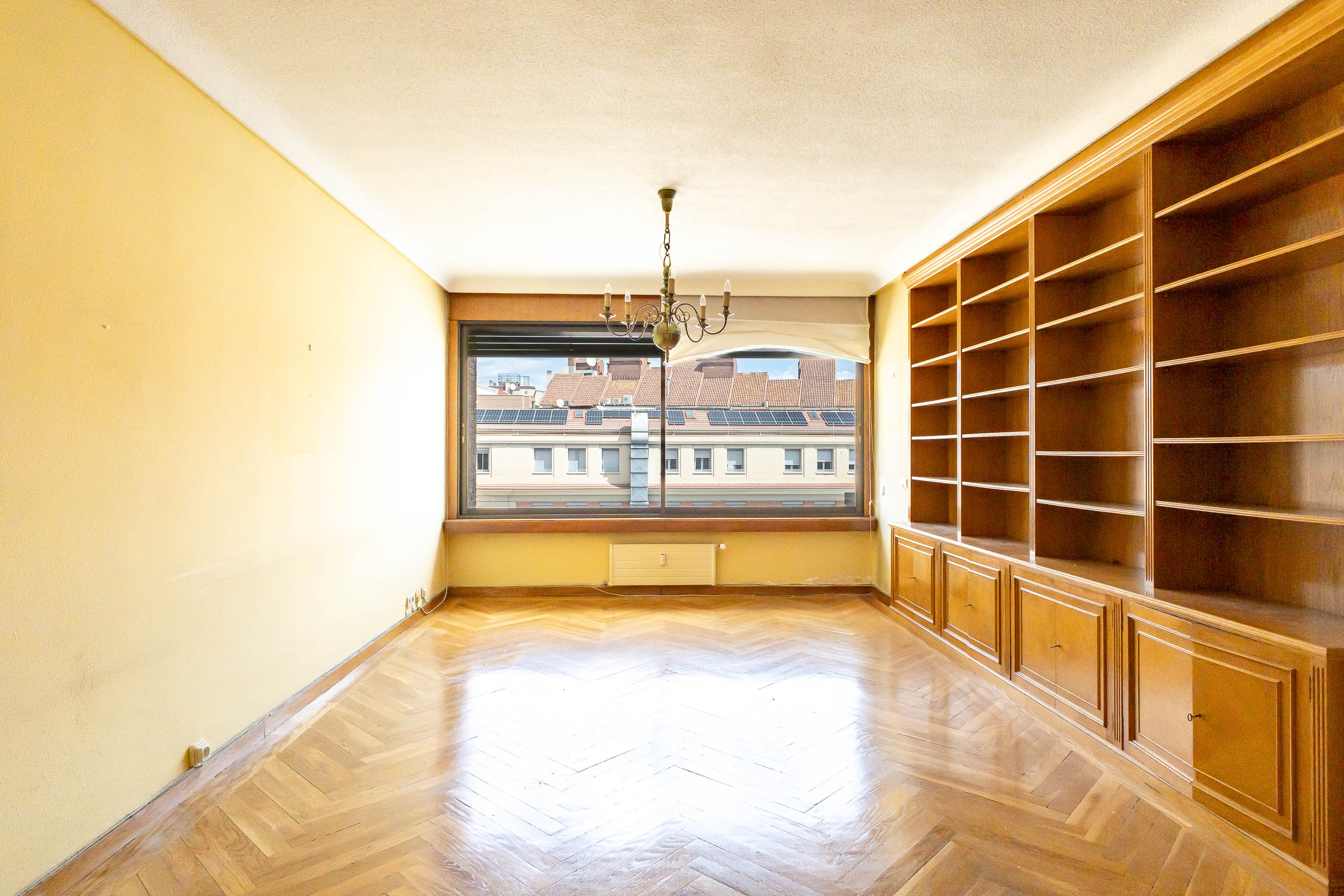 Apartamento para reforma integral en Almagro con piscina