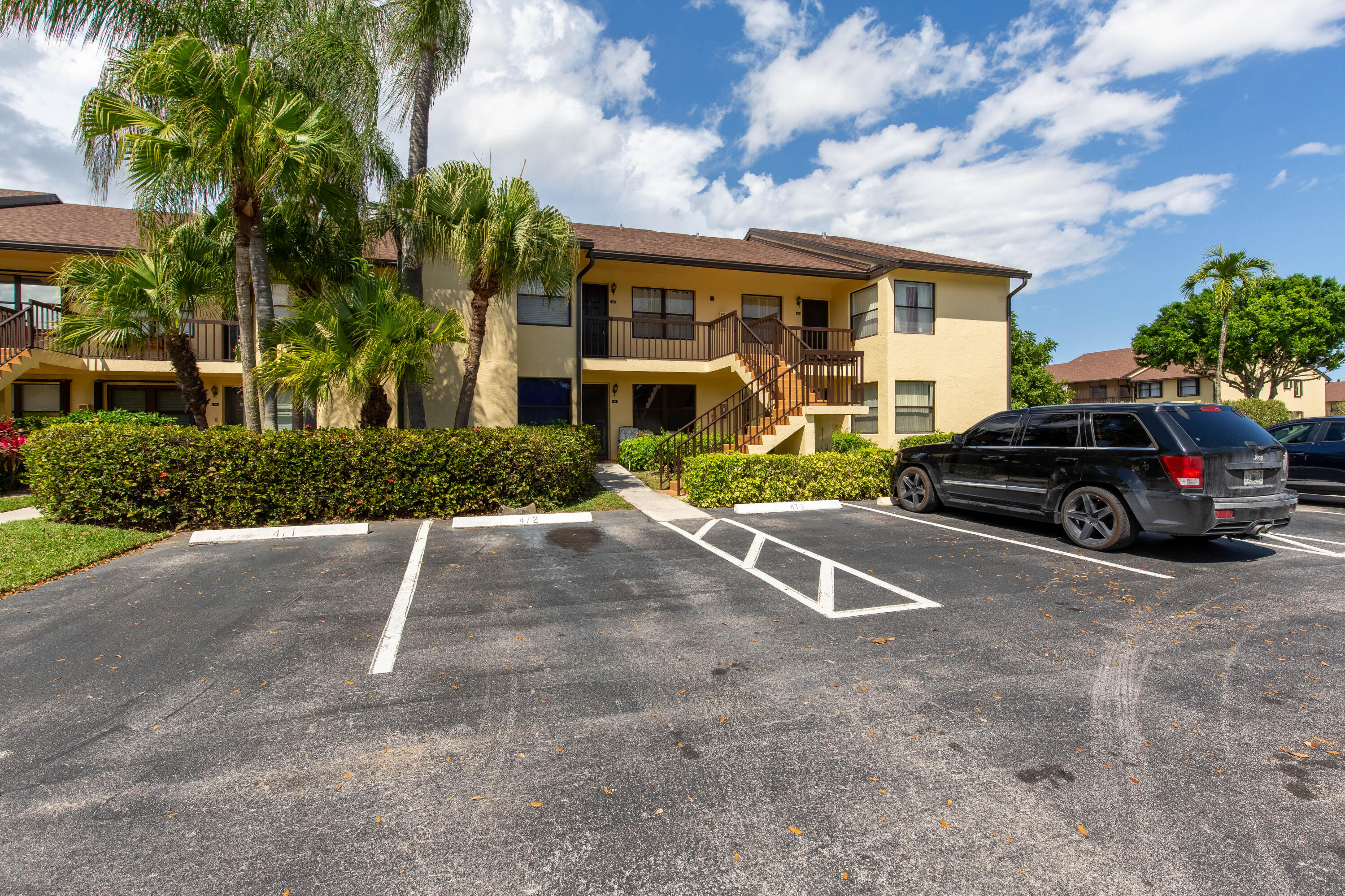 2BR Condo with Vaulted Ceilings, Privacy & Great Potential
