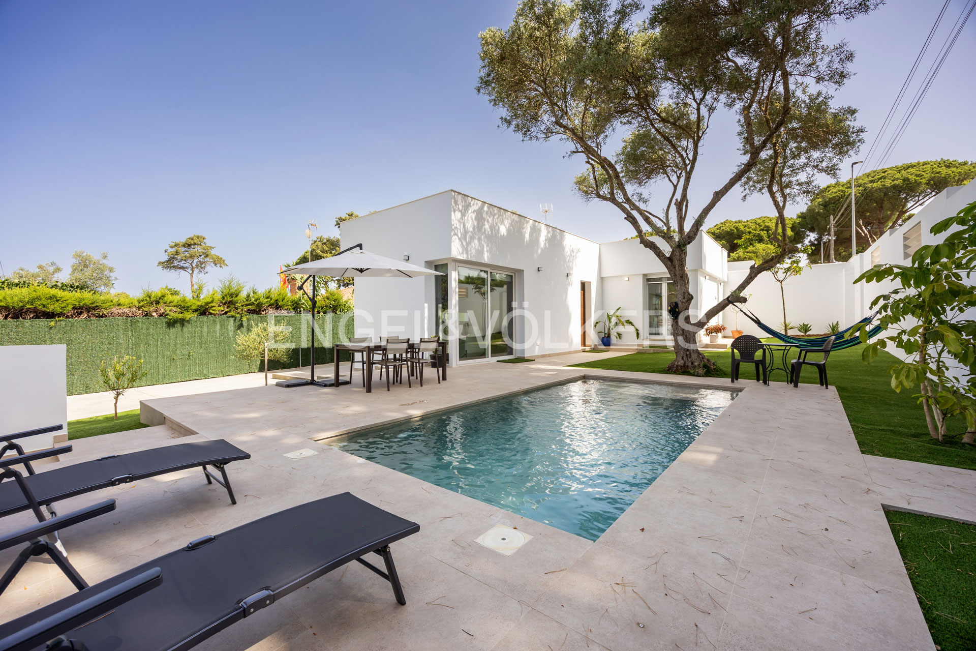 A modern design oasis just a short walk from La Barrosa