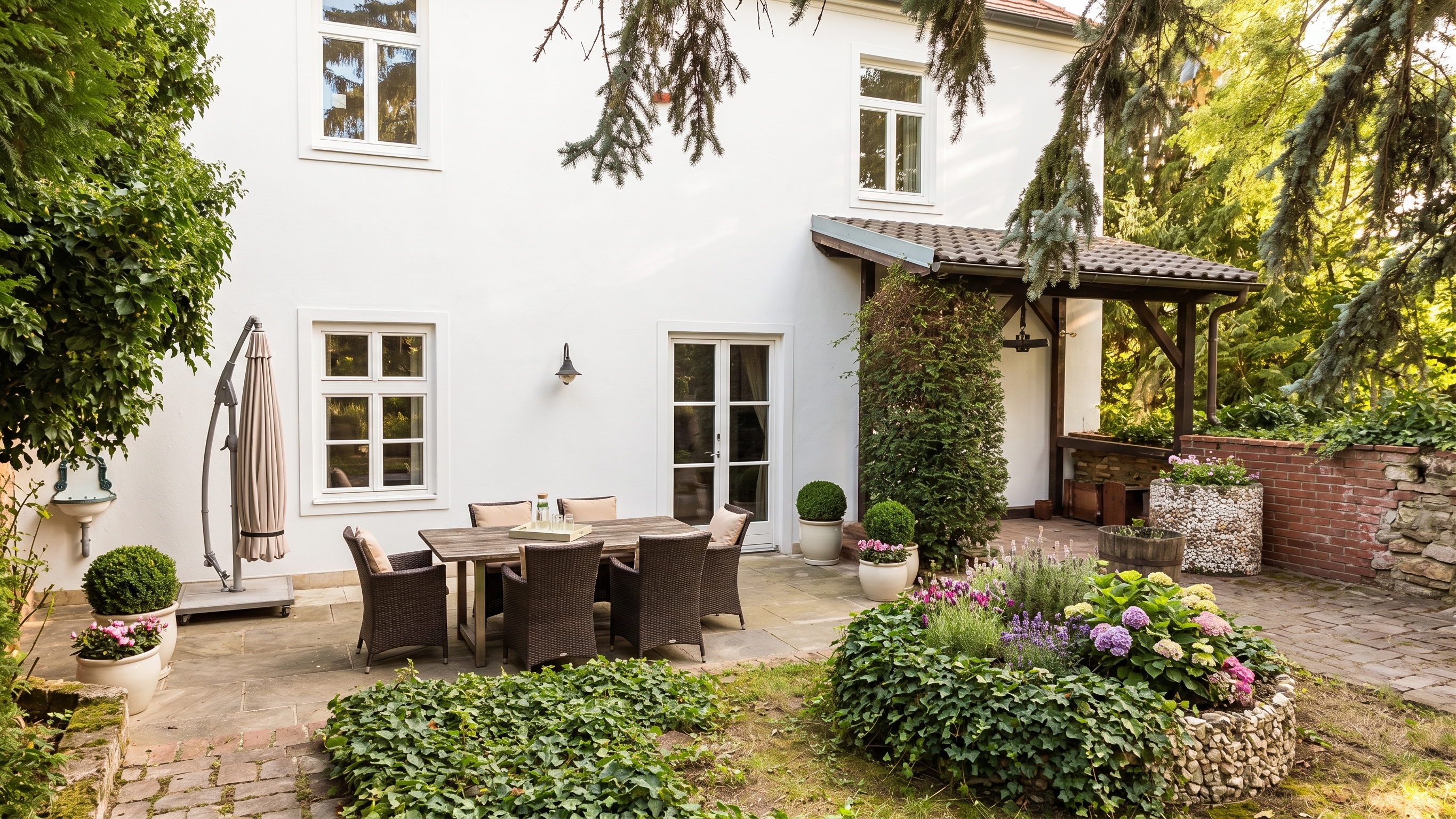 Representative turn-of-the-century ensemble featuring an exquisite villa and valuable building plot in the historic center of Klosterneuburg