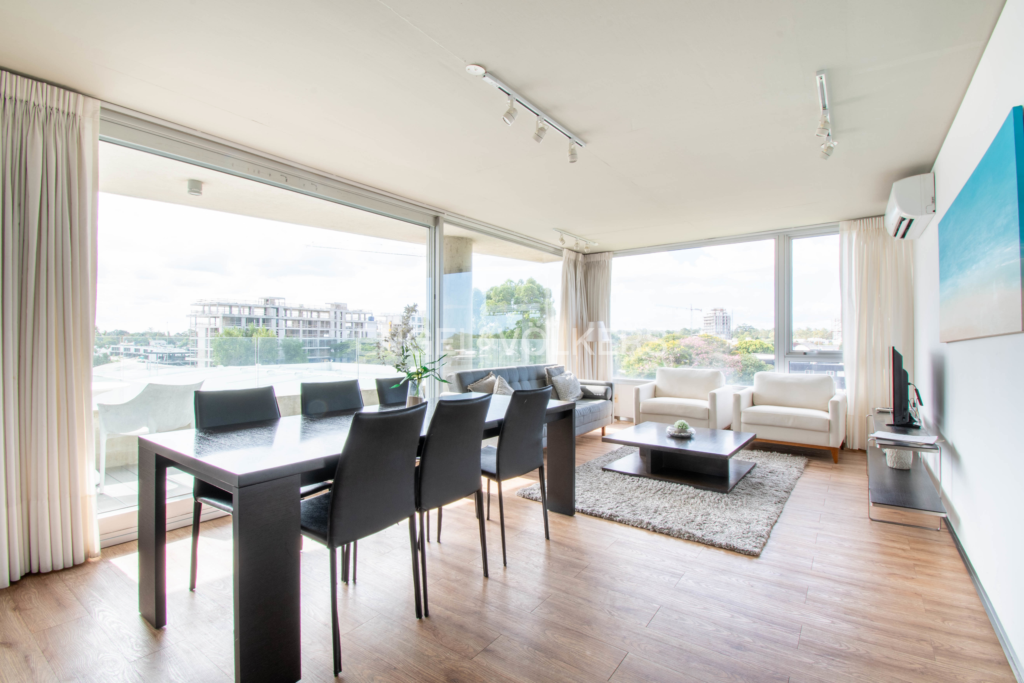 Apartamento en venta de 2 Dormitorios y 2 baños en Parque Miramar con terraza, cochera y excelentes amenities.