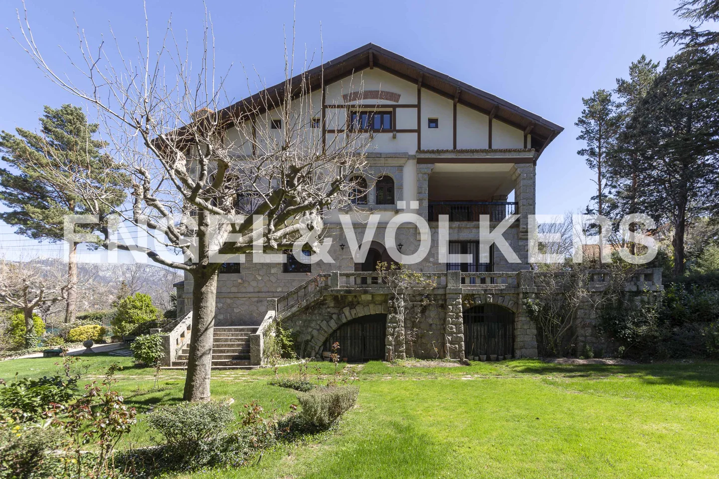 Mansion with many possibilities in Cercdilla