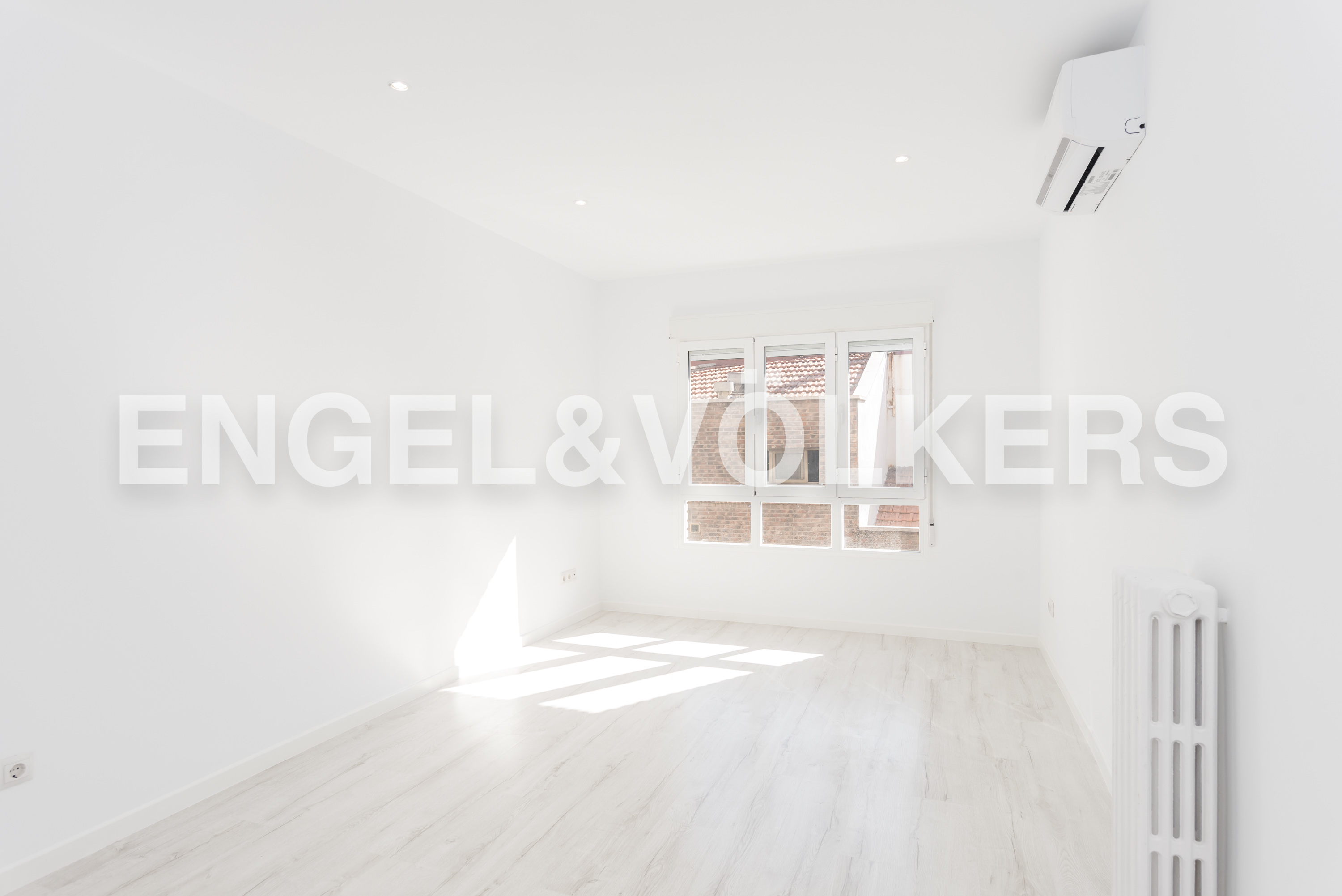 Exterior renewed flat in calle Alcalá for rent