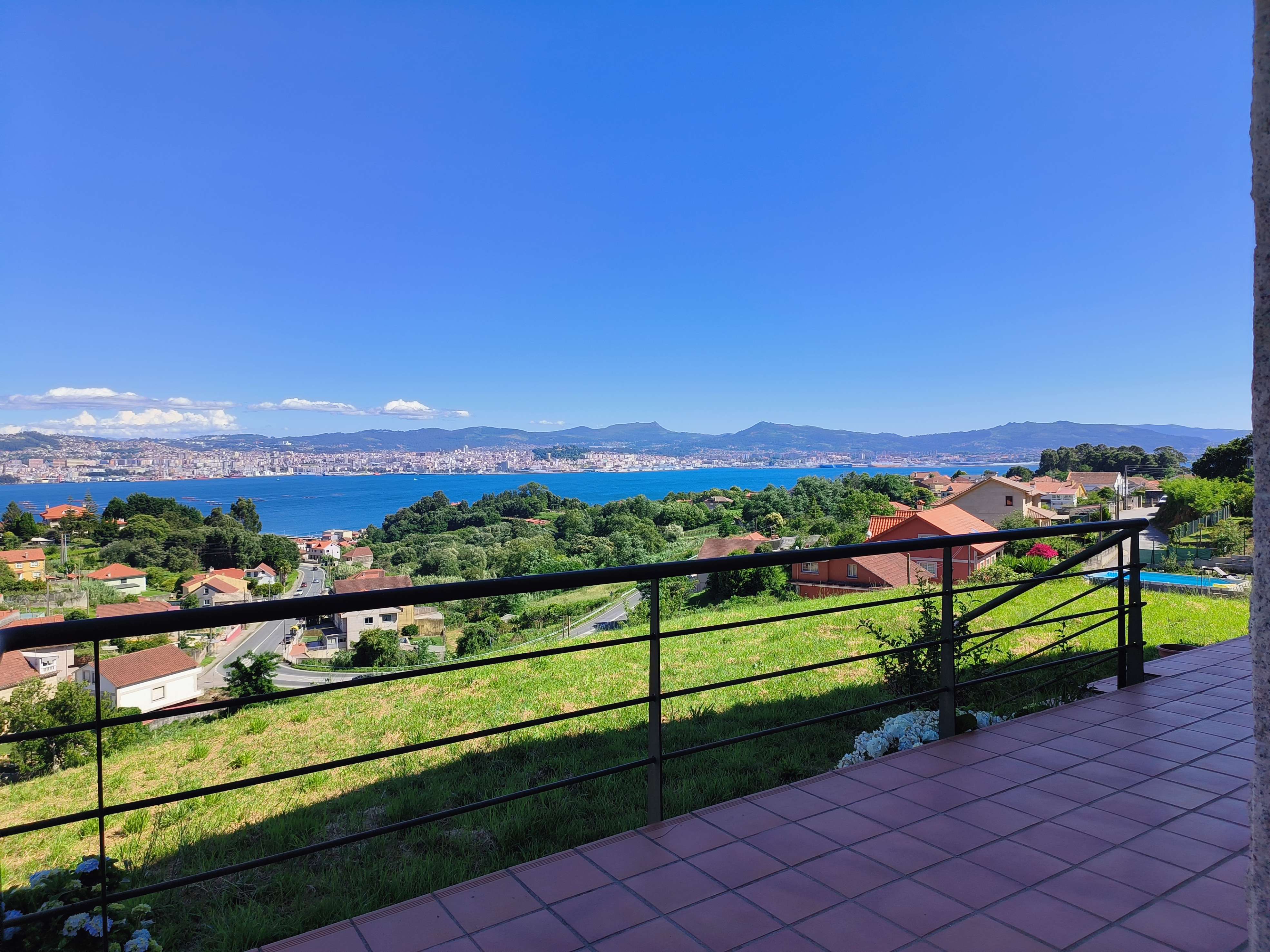 Casa con gran jardín y vistas a la ría en Moaña