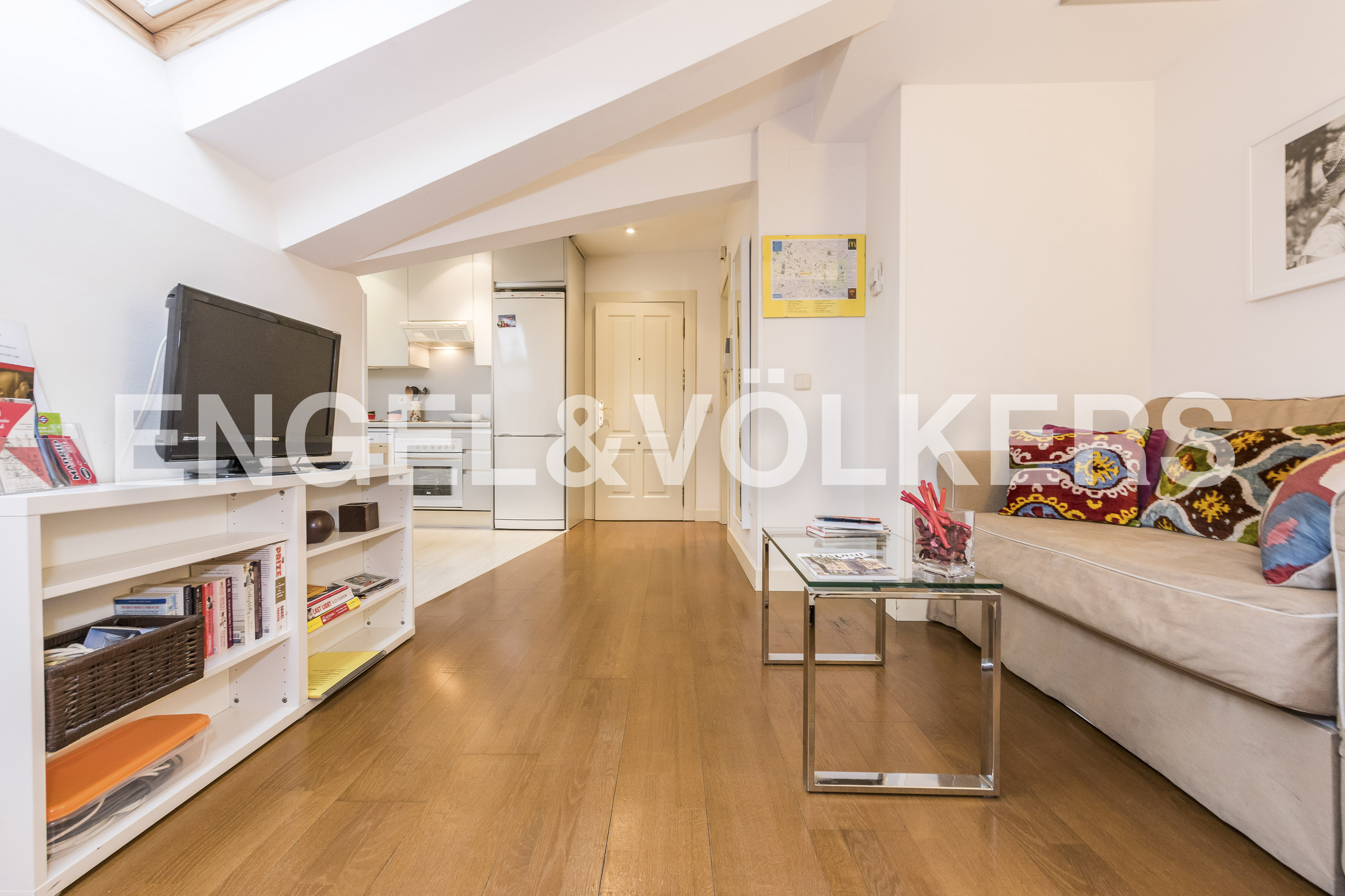 Luminoso estudio de diseño tipo loft en el corazón de Cortes en Alquiler
