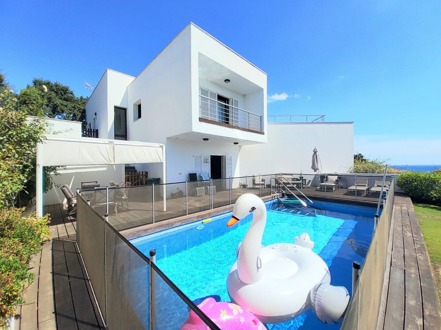 Moderne Villa mit Blick auf das Mittelmeer