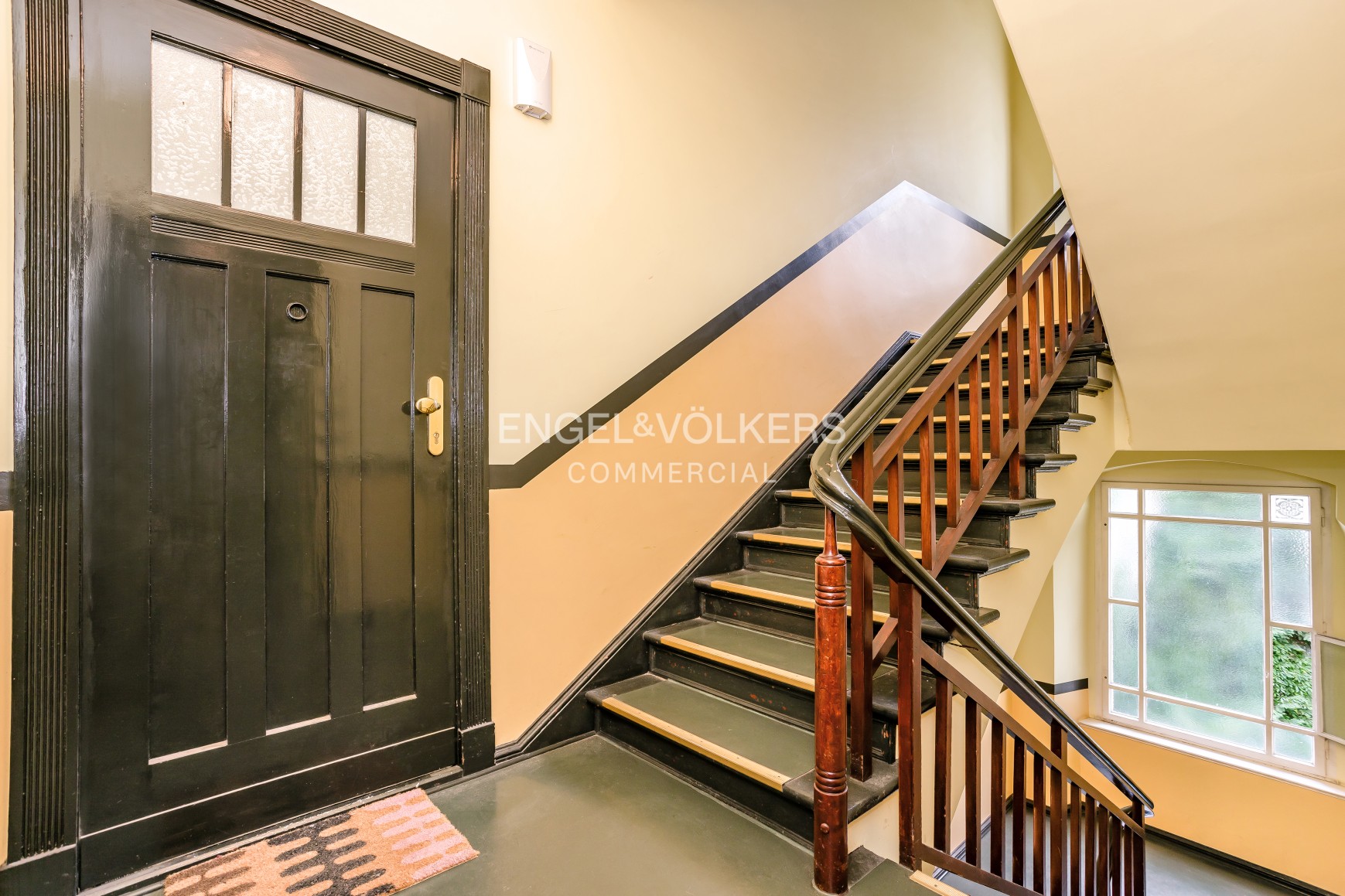 Charming residential and commercial building in excellent condition