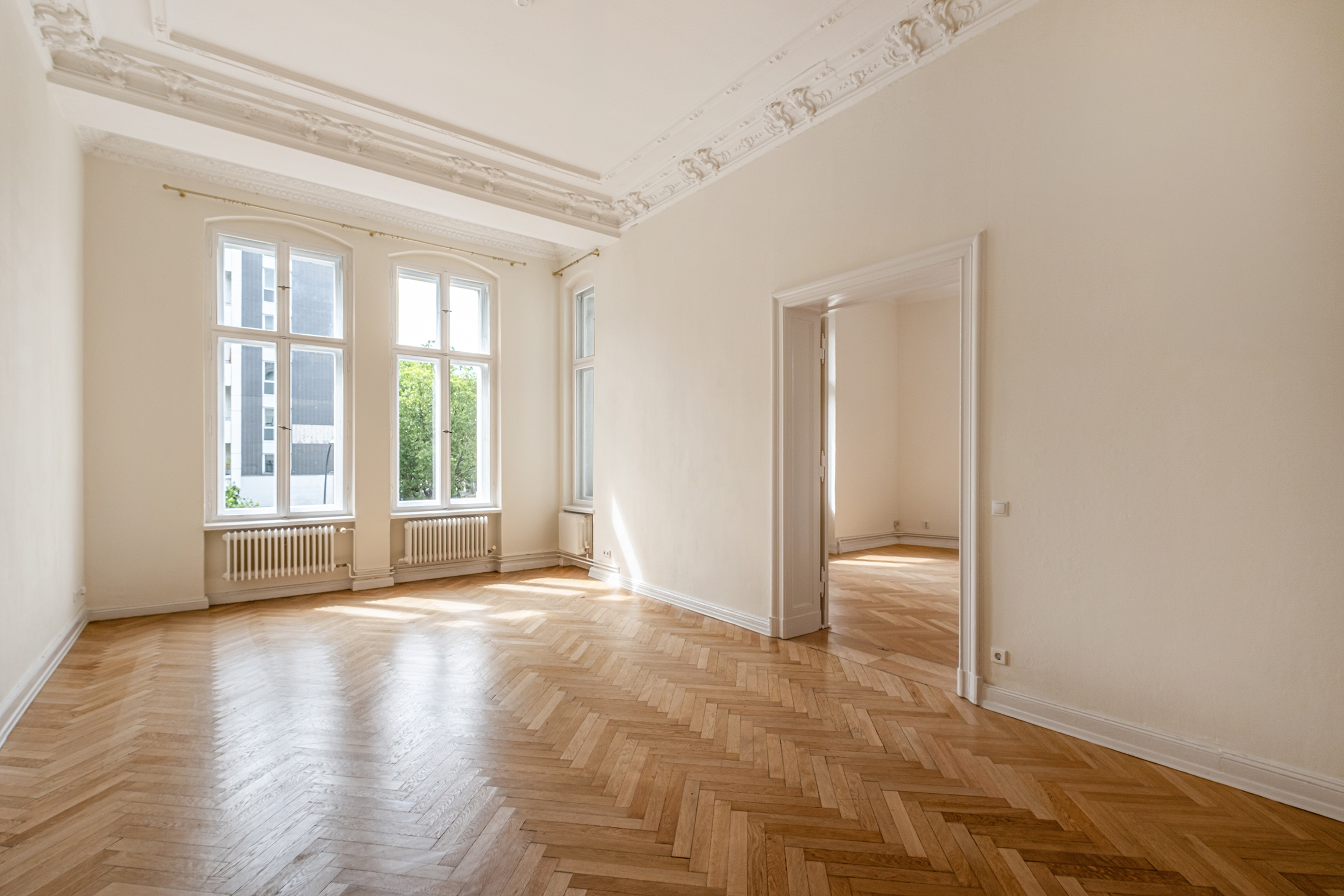 Grand period apartment with 4 rooms in the popular Nollendorf neighborhood