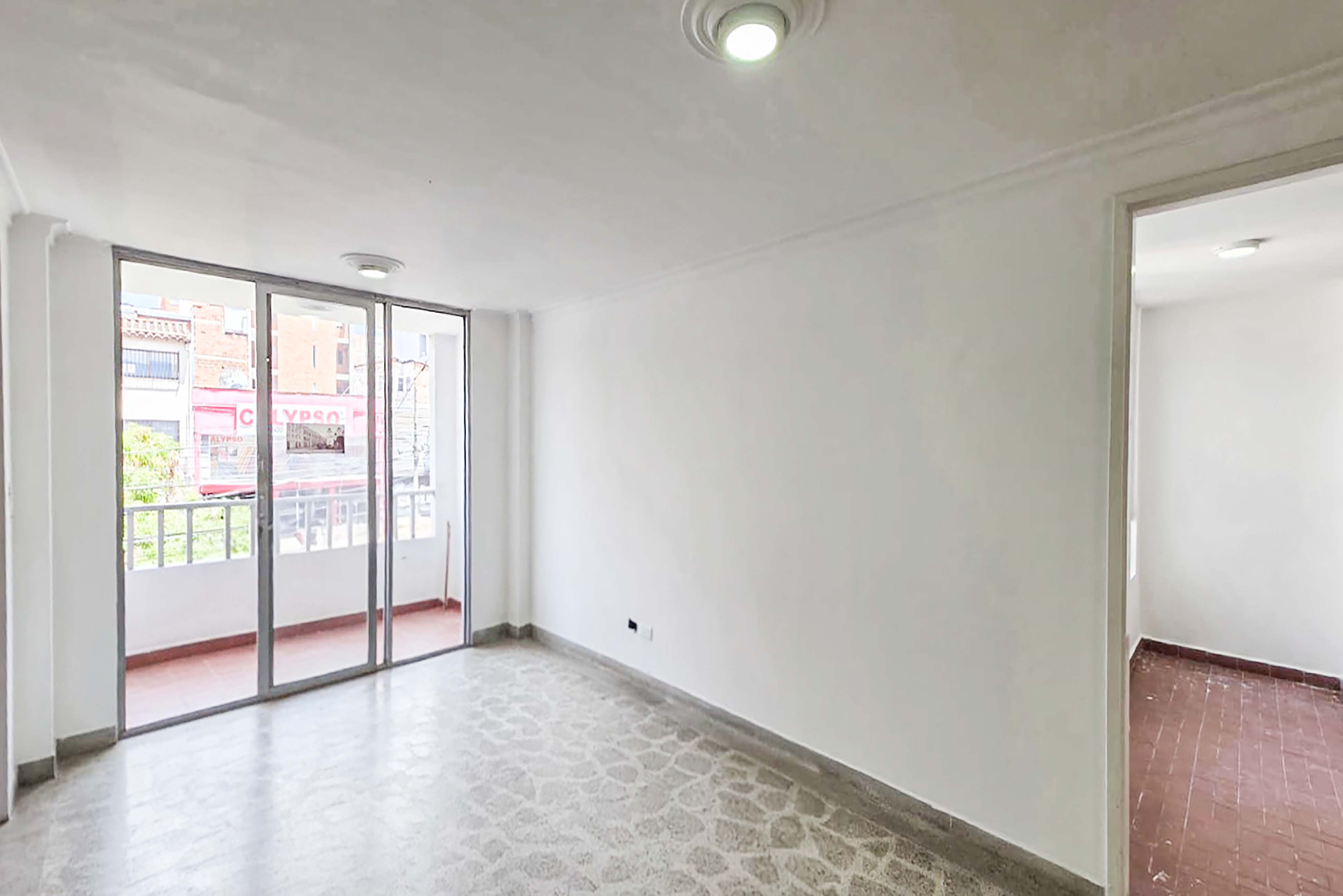 Apartamento con balcón para arriendo en Laureles