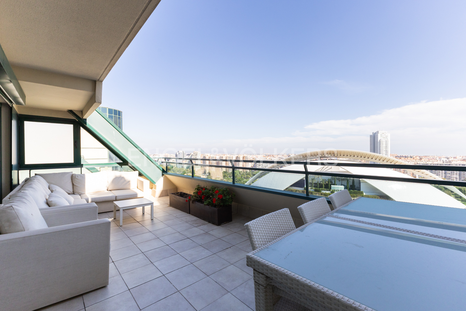 Precioso ático con la terraza y parking para corta estancia