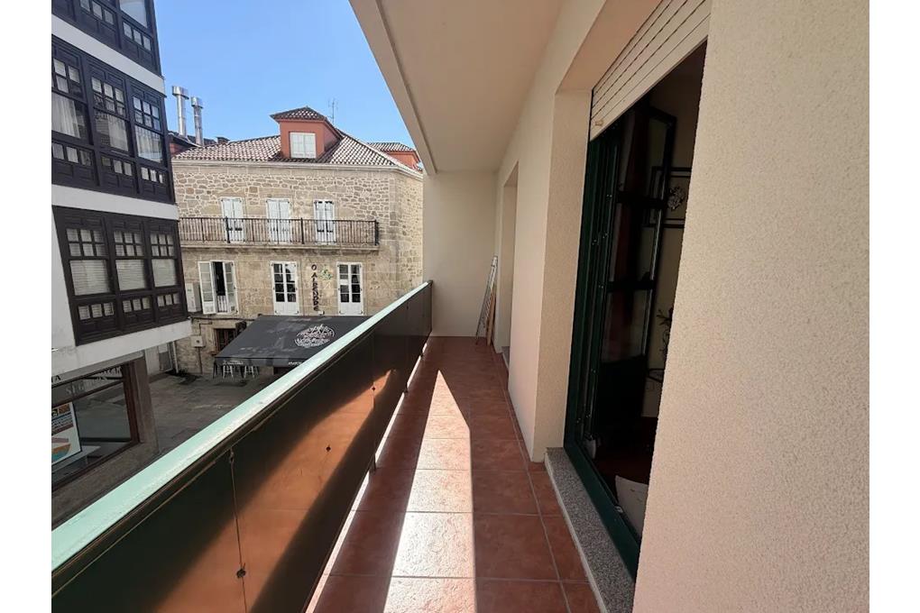 Amplio piso con patio y balcón en pleno casco histórico de Padrón