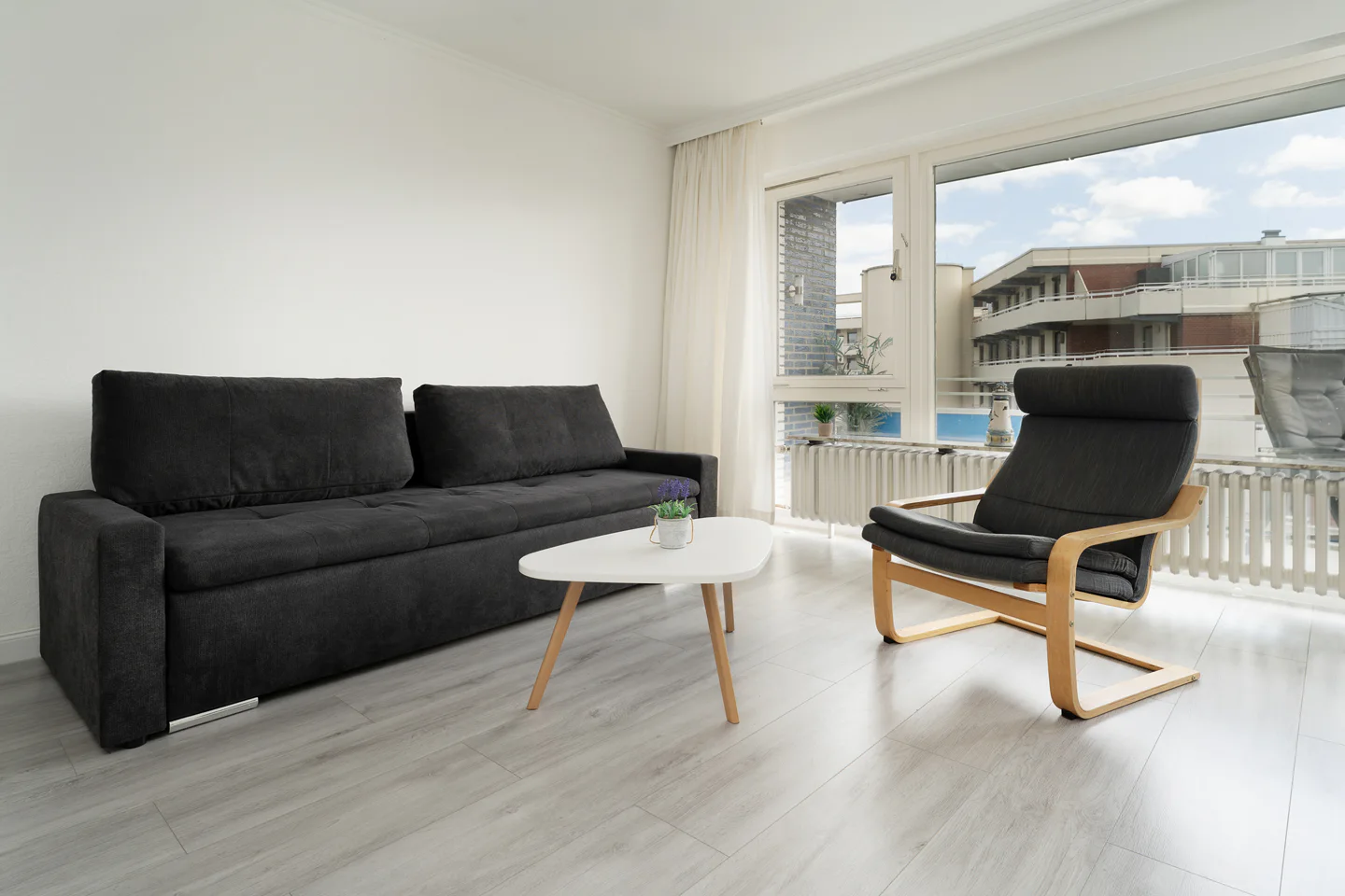 Exklusive 2-Zimmer-Wohnung in Grömitz mit Südwestbalkon, Garage und moderner Ausstattung – stilvolle Mietwohnung nahe Strand, Promenade und Yachthafen - Photo 2