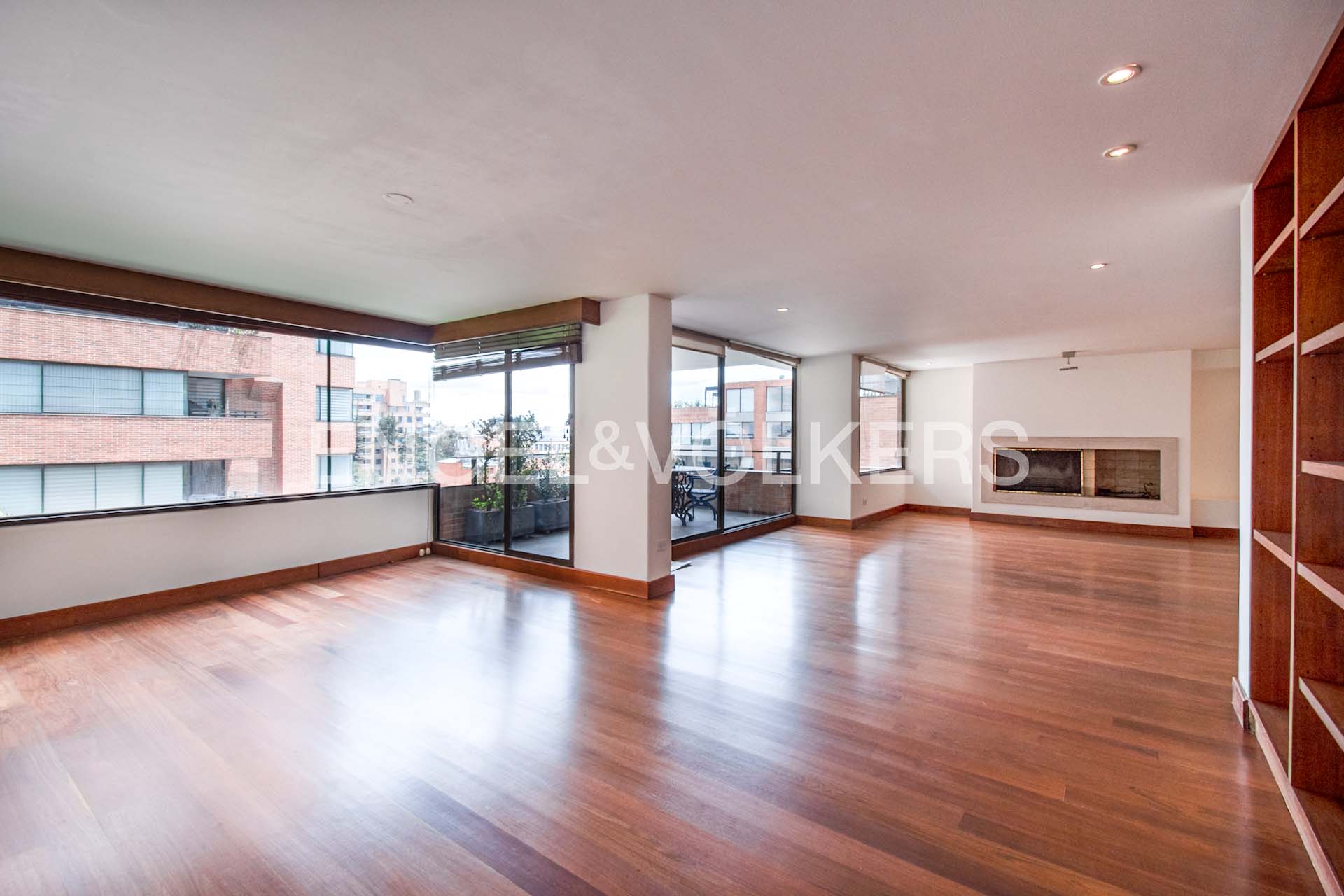 Amplio e iluminado apartamento para venta en Rosales bajo