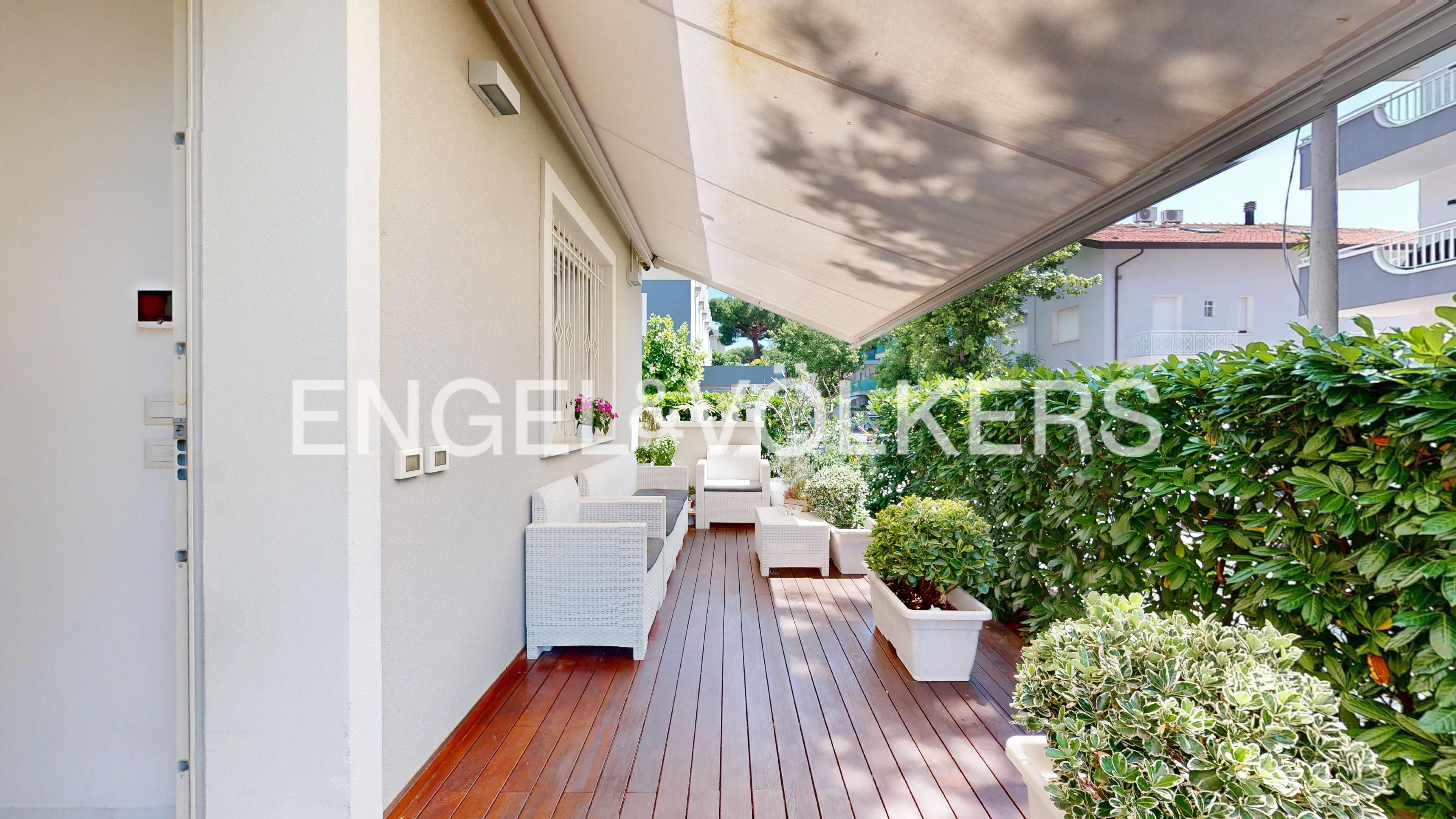 Two-family villa with pool in the heart of Alba