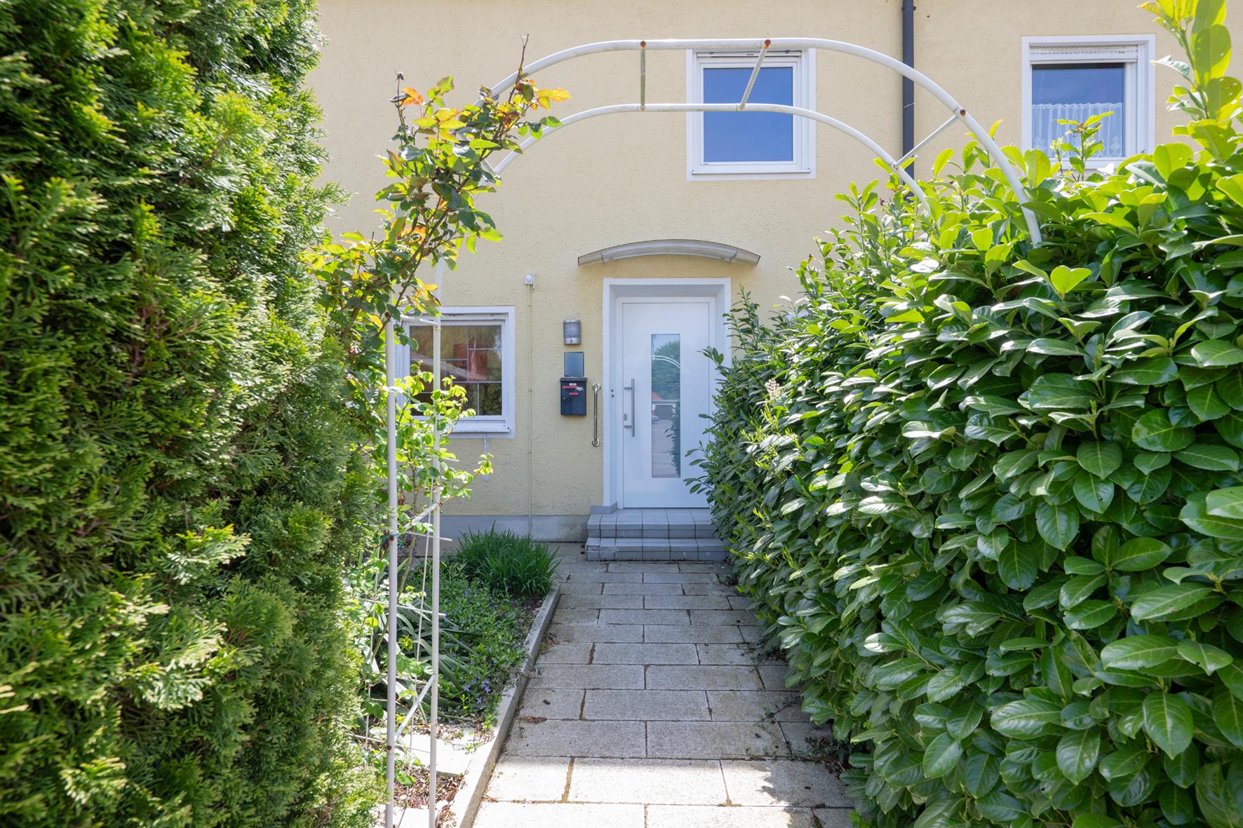 Family-friendly location near Trudering High School - 1961 end-terrace house for renovation