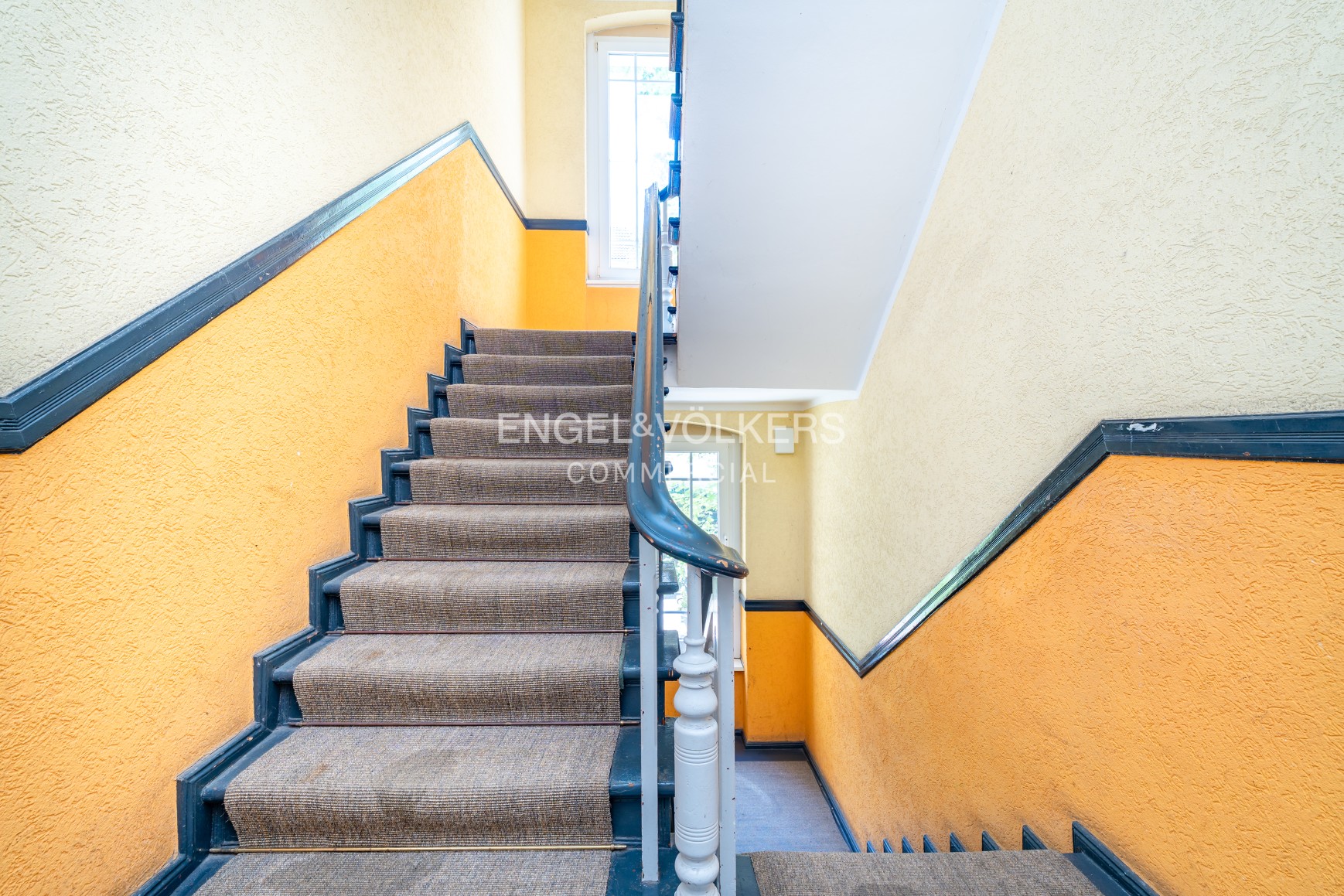 A very well-maintained residential and commercial building not far from the University of Applied Sciences, with energy efficiency class B