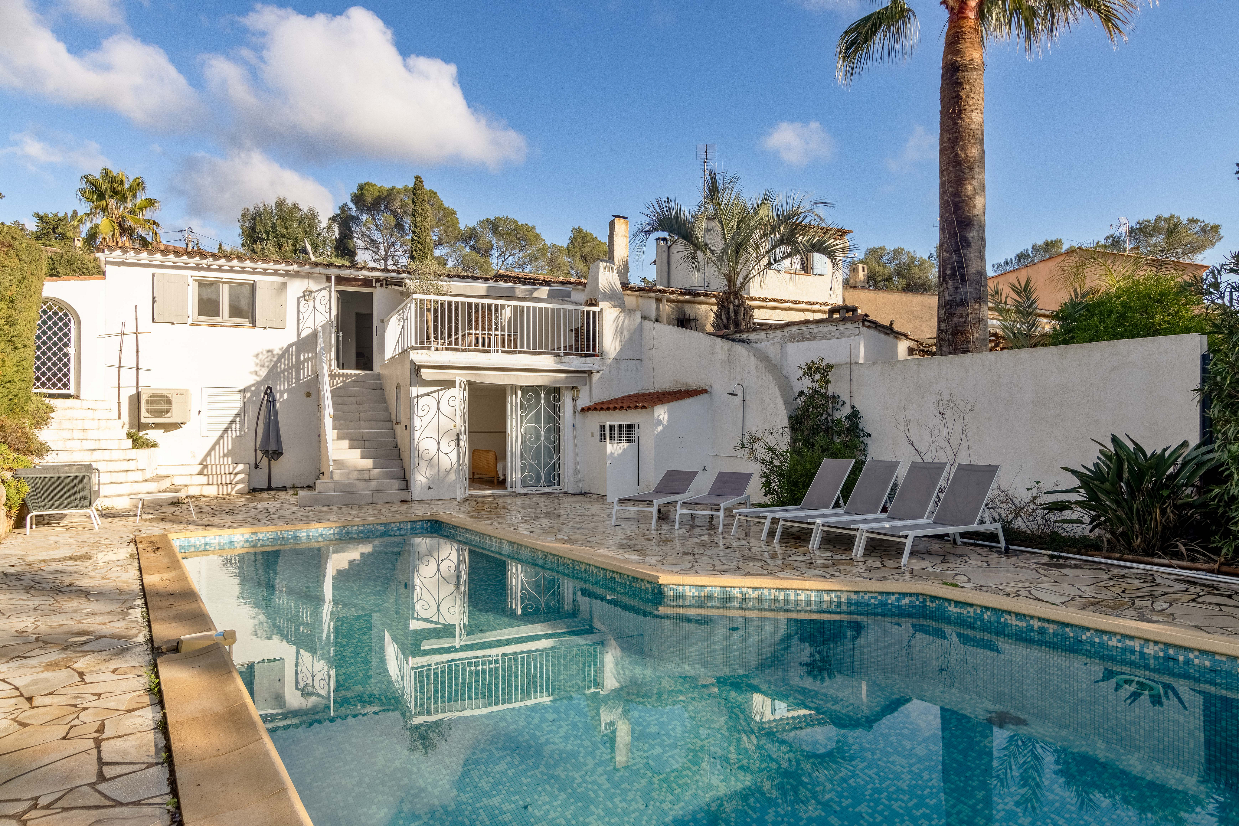 Turnkey semi-detached house with pool in a quiet environment