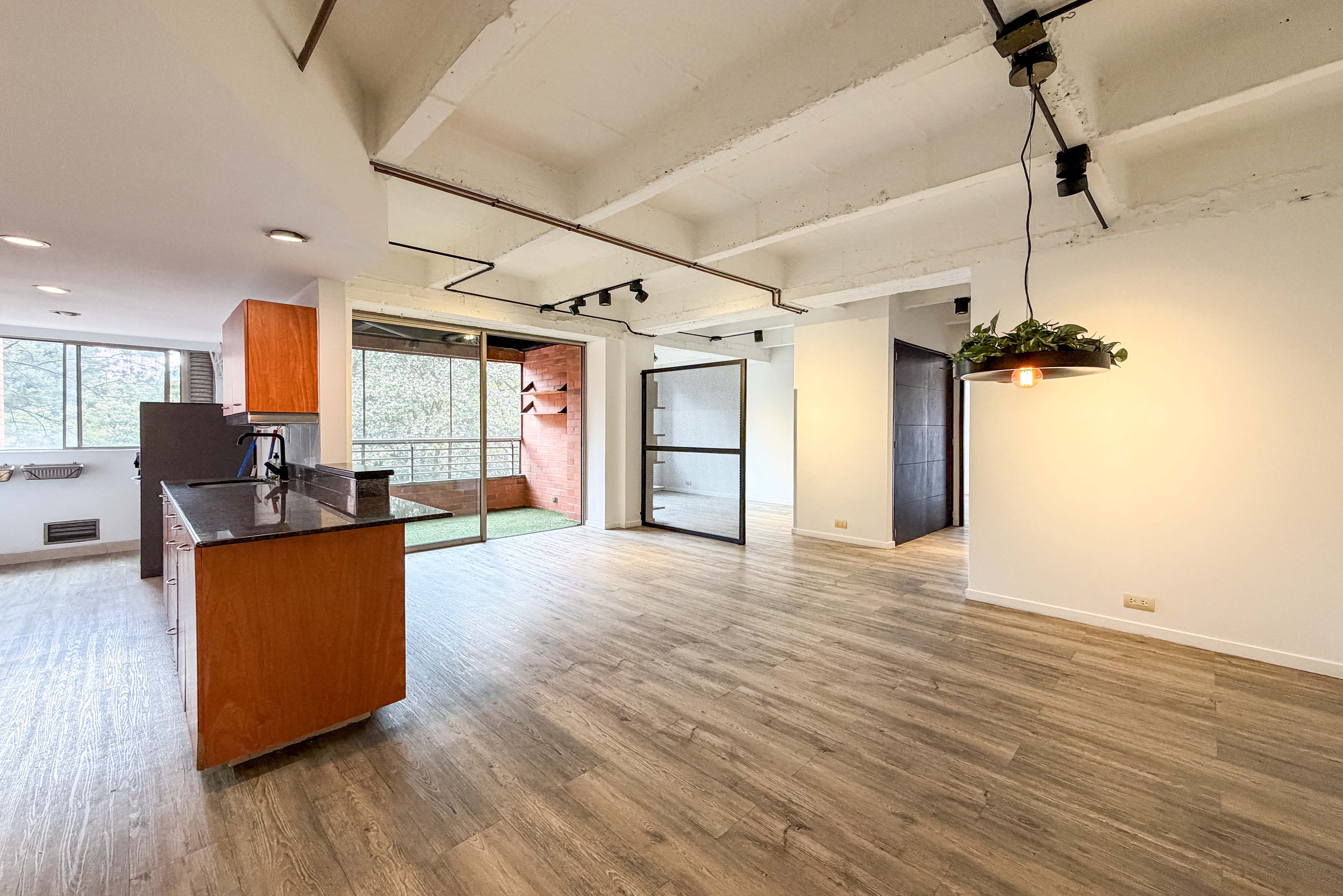 Apartamento con balcón para arriendo en Vizcaya, El Poblado