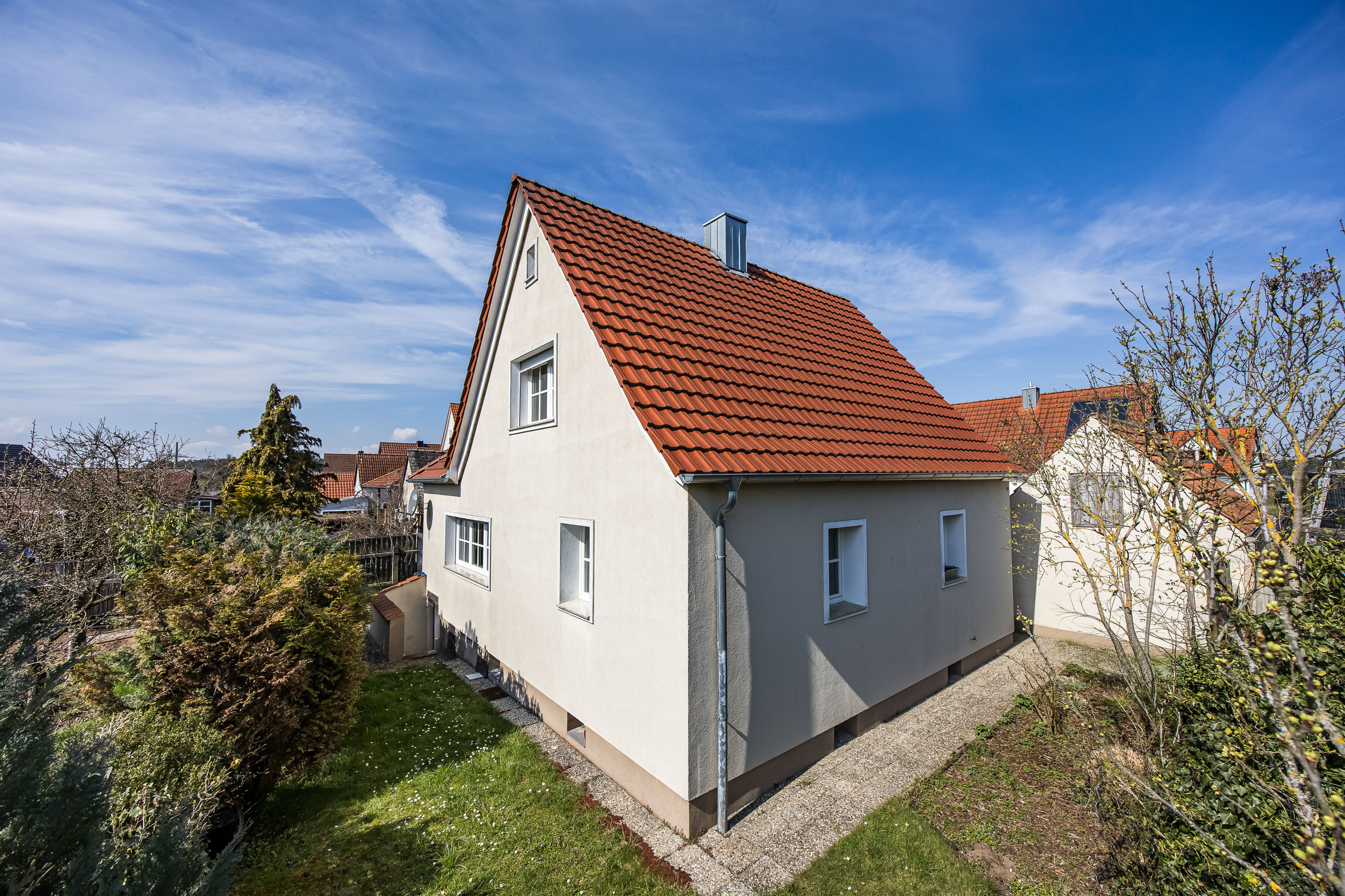 Charmantes Einfamilienhaus mit liebevoll angelegtem Garten in ruhiger Lage