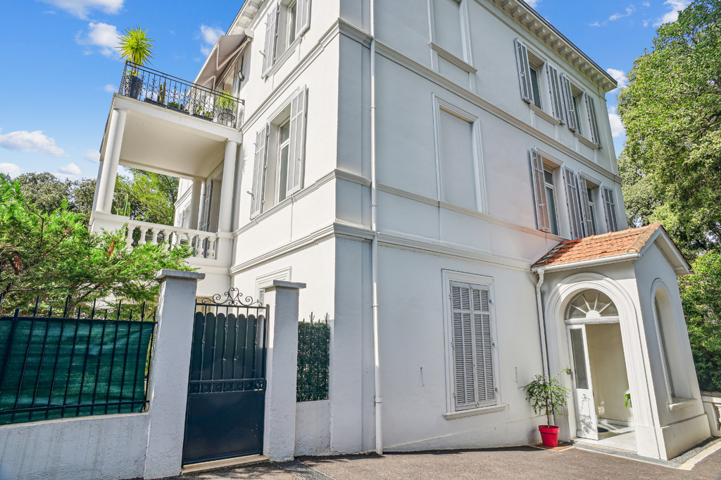 Apartment in a bourgeois building, near Cannes