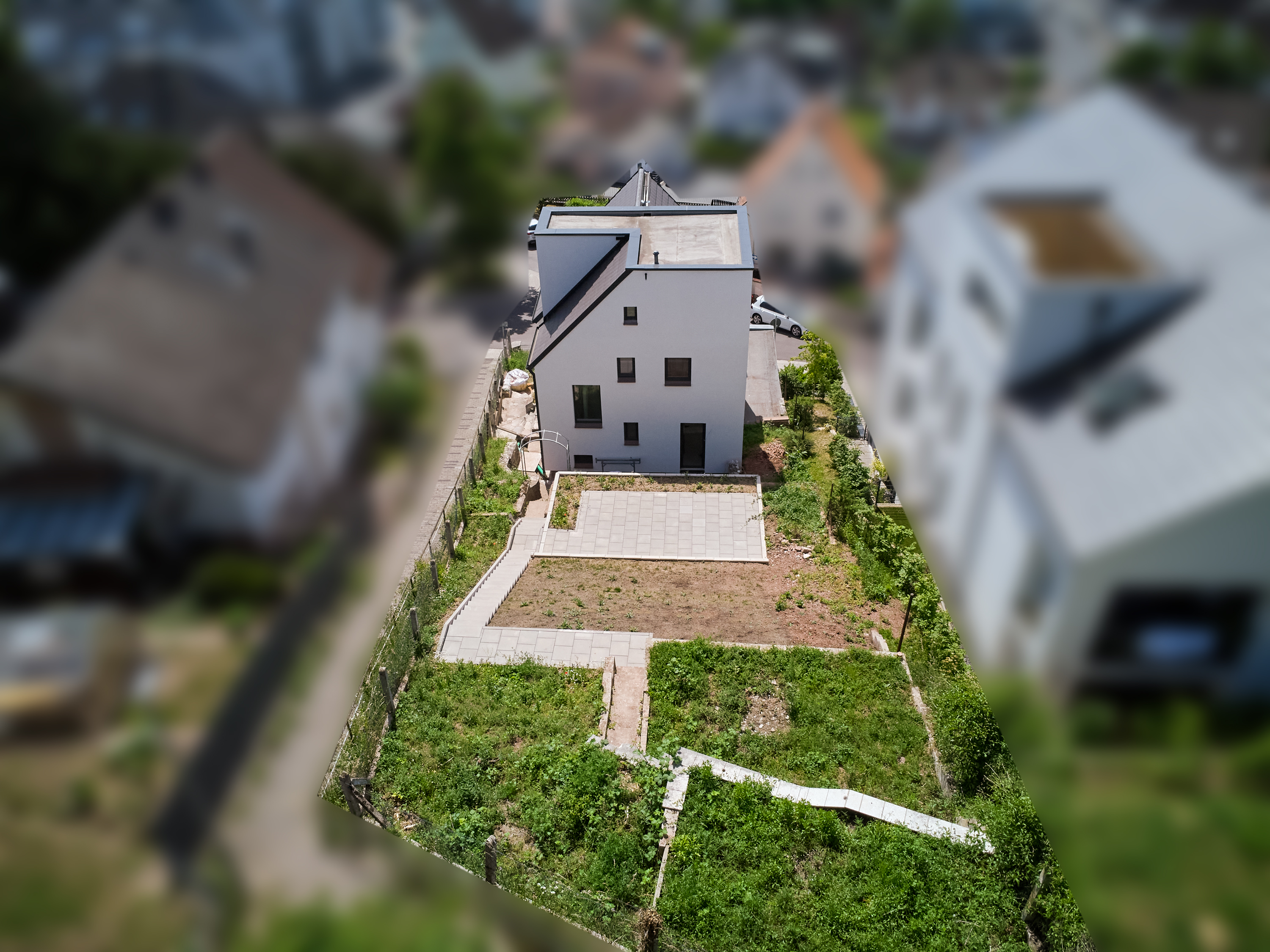 PROVISIONSFREI! KFW 70EE! Neuwertiges Haus mit terrassiertem Garten
