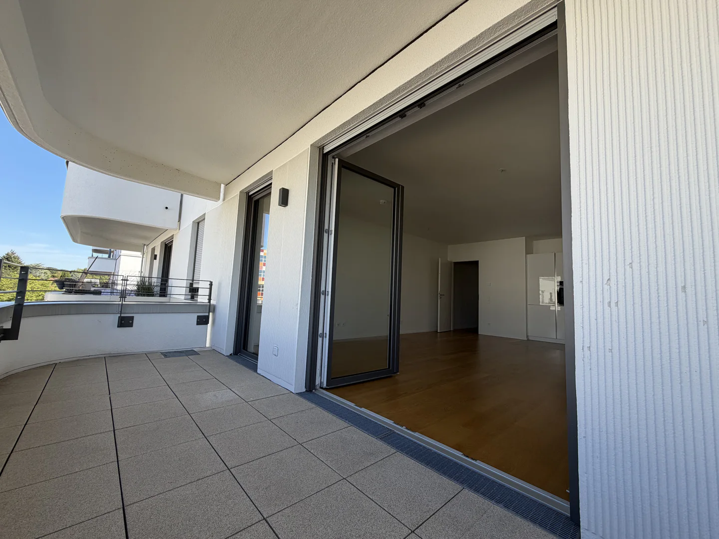 Hochwertige 3-Zimmer-Neubauwohnung mit Küche & Stellplatz fußläufig zum Maternusplatz - Photo 5