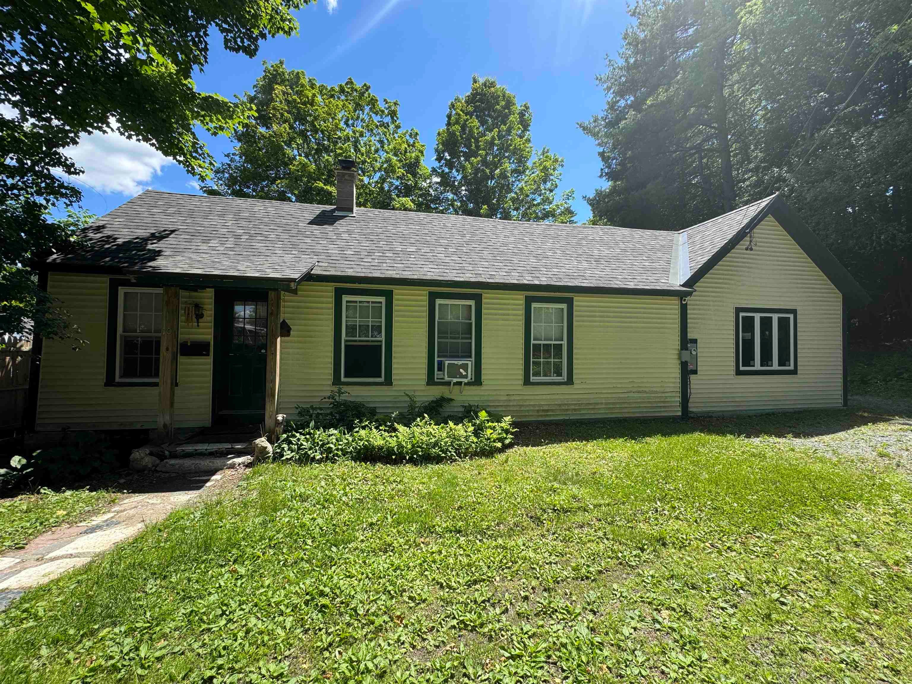 Charming Ludlow Ranch in Excellent Location