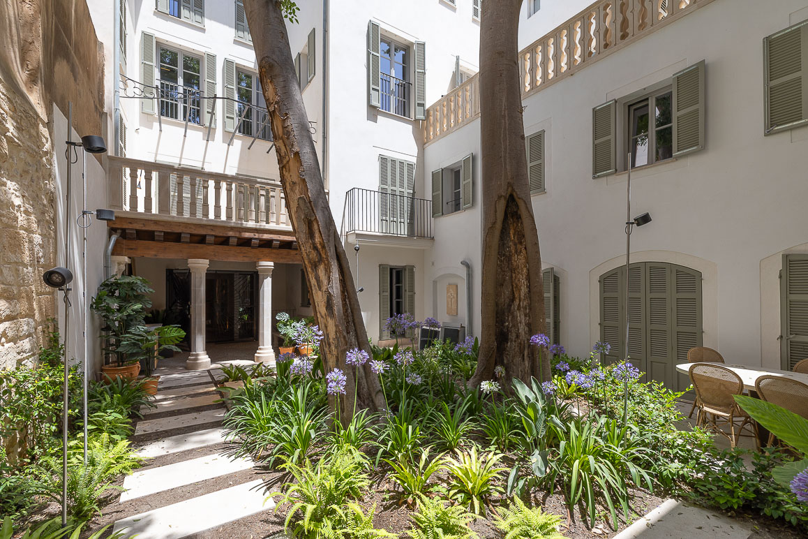 Apartment in a renovated historic townhouse with terrace and garden view