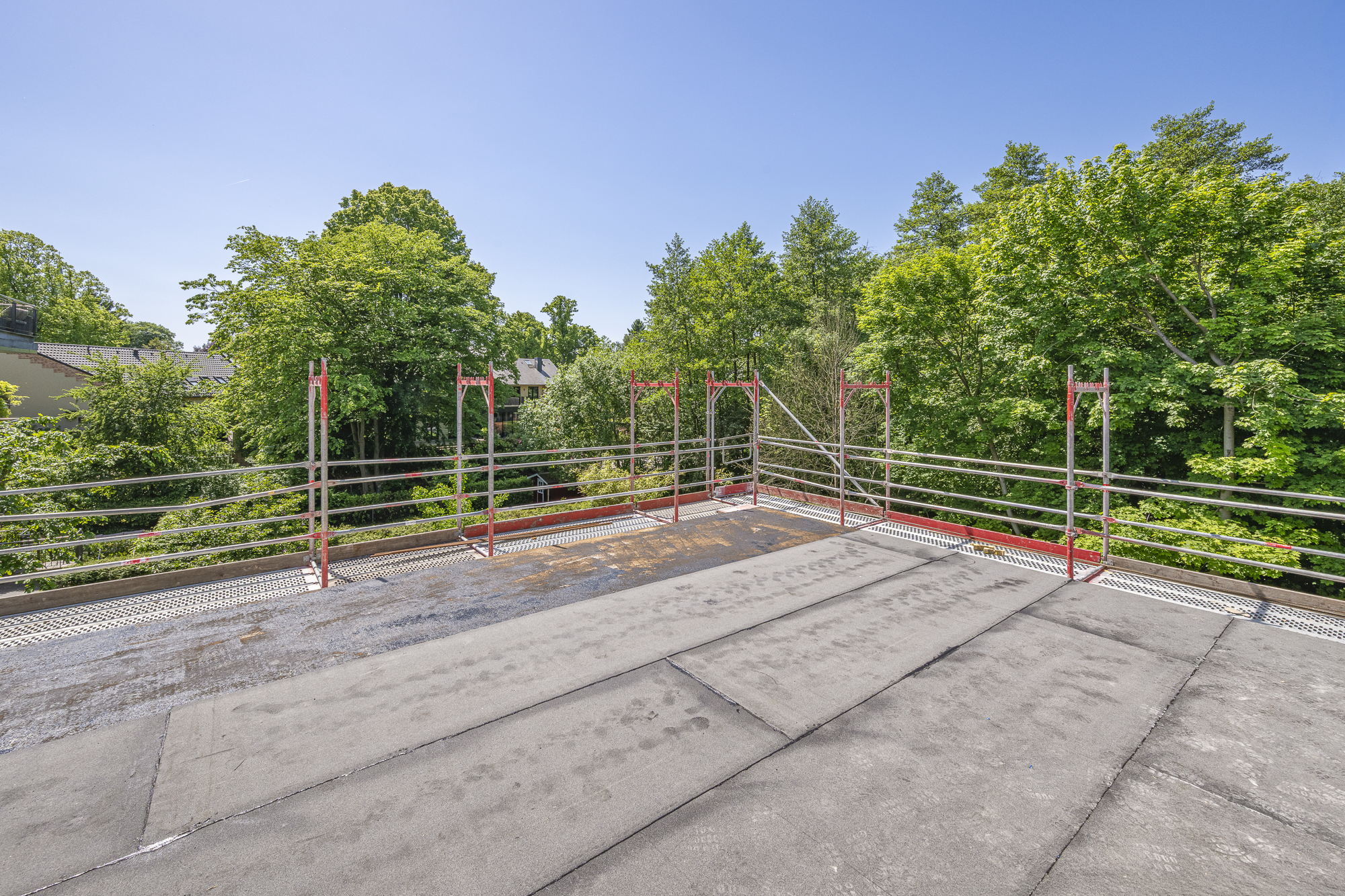 Großzügige Dachterrasse mit Blick ins Grüne