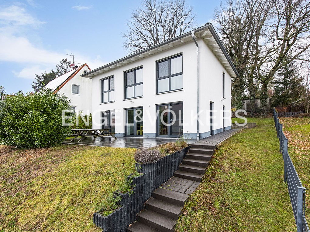 Neuwertiges Einfamilienhaus im Toskana-Stil mit idyllischem Weitblick