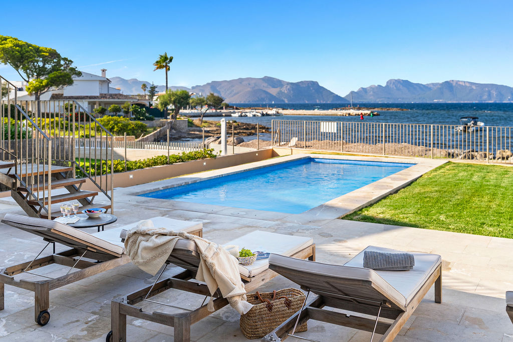 Luxusrefugium in Barcarés: Villa am Meer mit fünf Schlafzimmern en suite, Alcudia