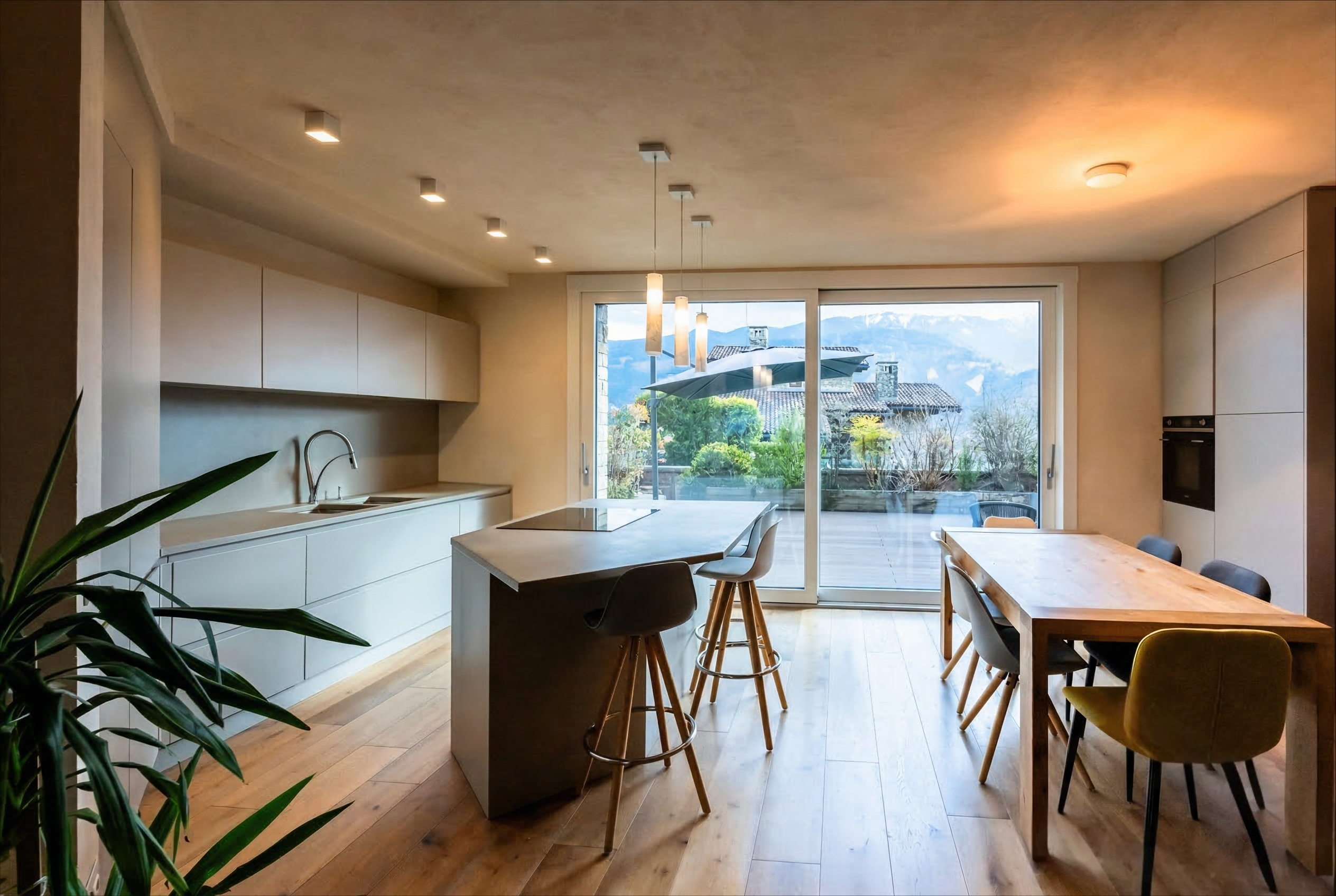 Bifamiliare di design con vista sulle montagne