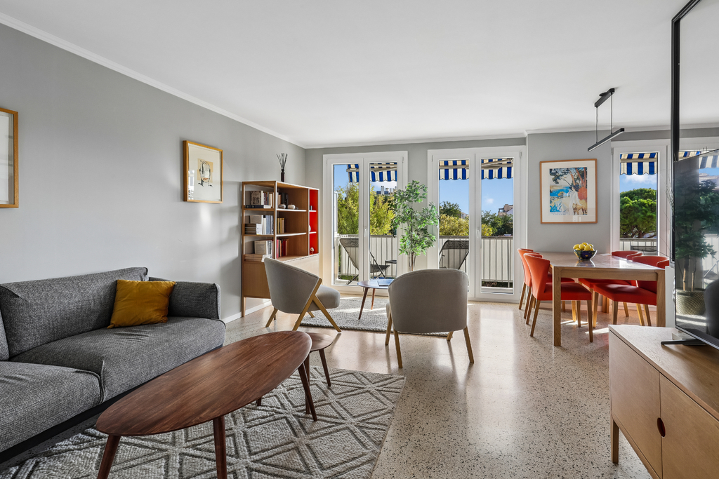 Elegant renovated apartment with terrace and garage in Juan-les-Pins