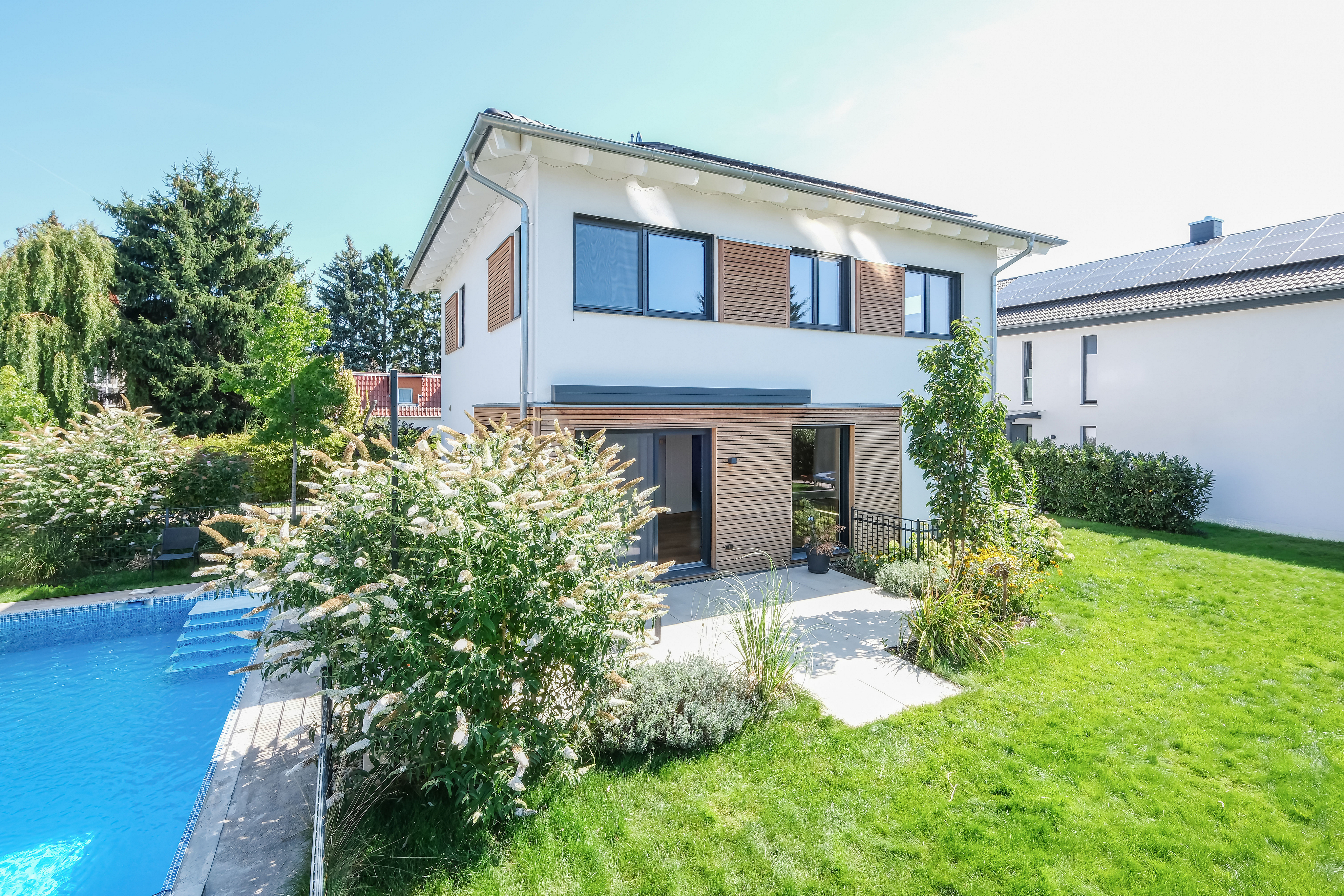 Grünes Luxusrefugium: Wo nachhaltige Holzarchitektur auf modernsten Komfort trifft