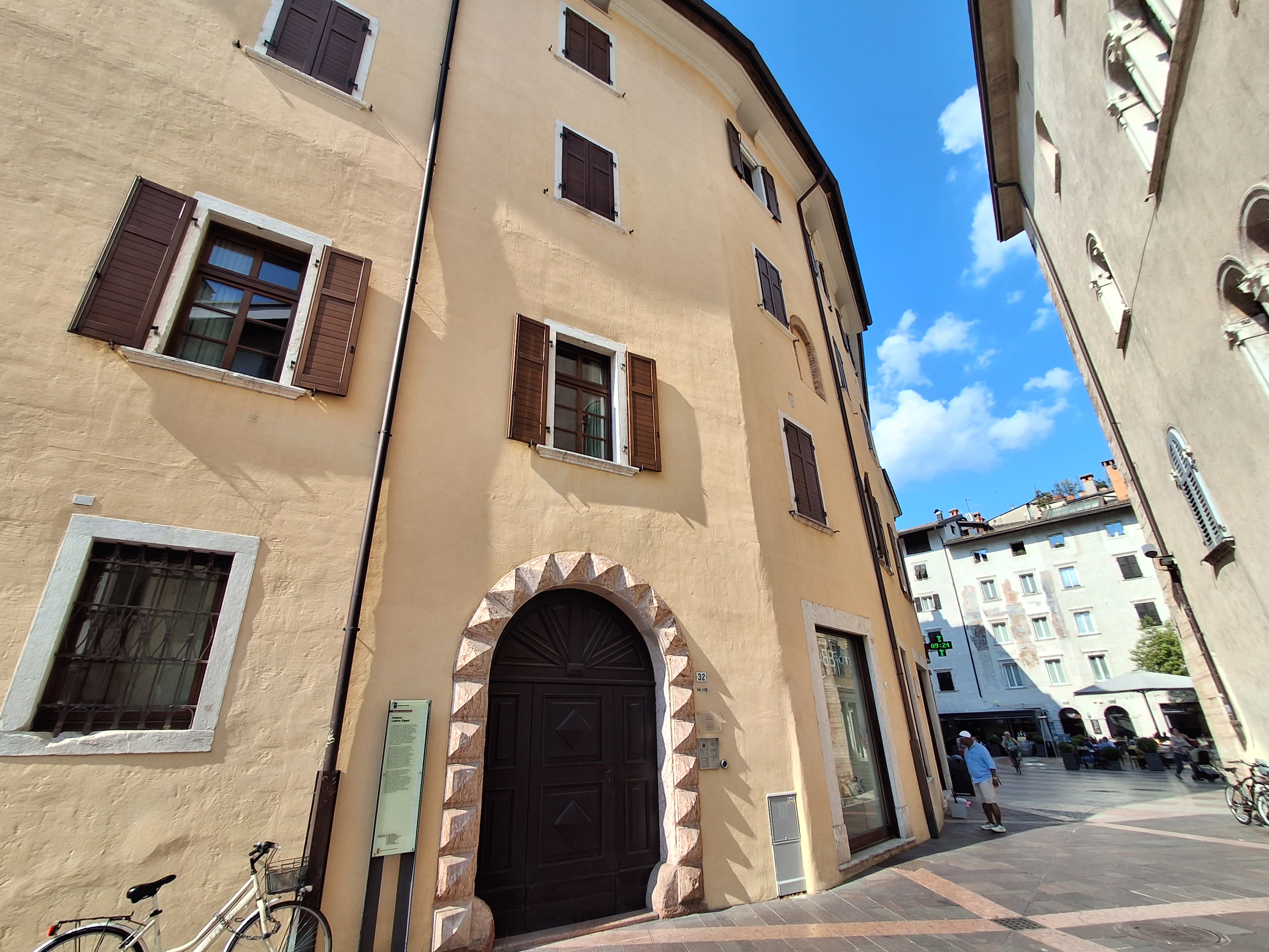 Exklusive Altbauwohnung im historischen Zentrum von Trient: zeitloser Charme in einem historischen Palazzo, nur wenige Schritte von der Domplatz entfernt.
