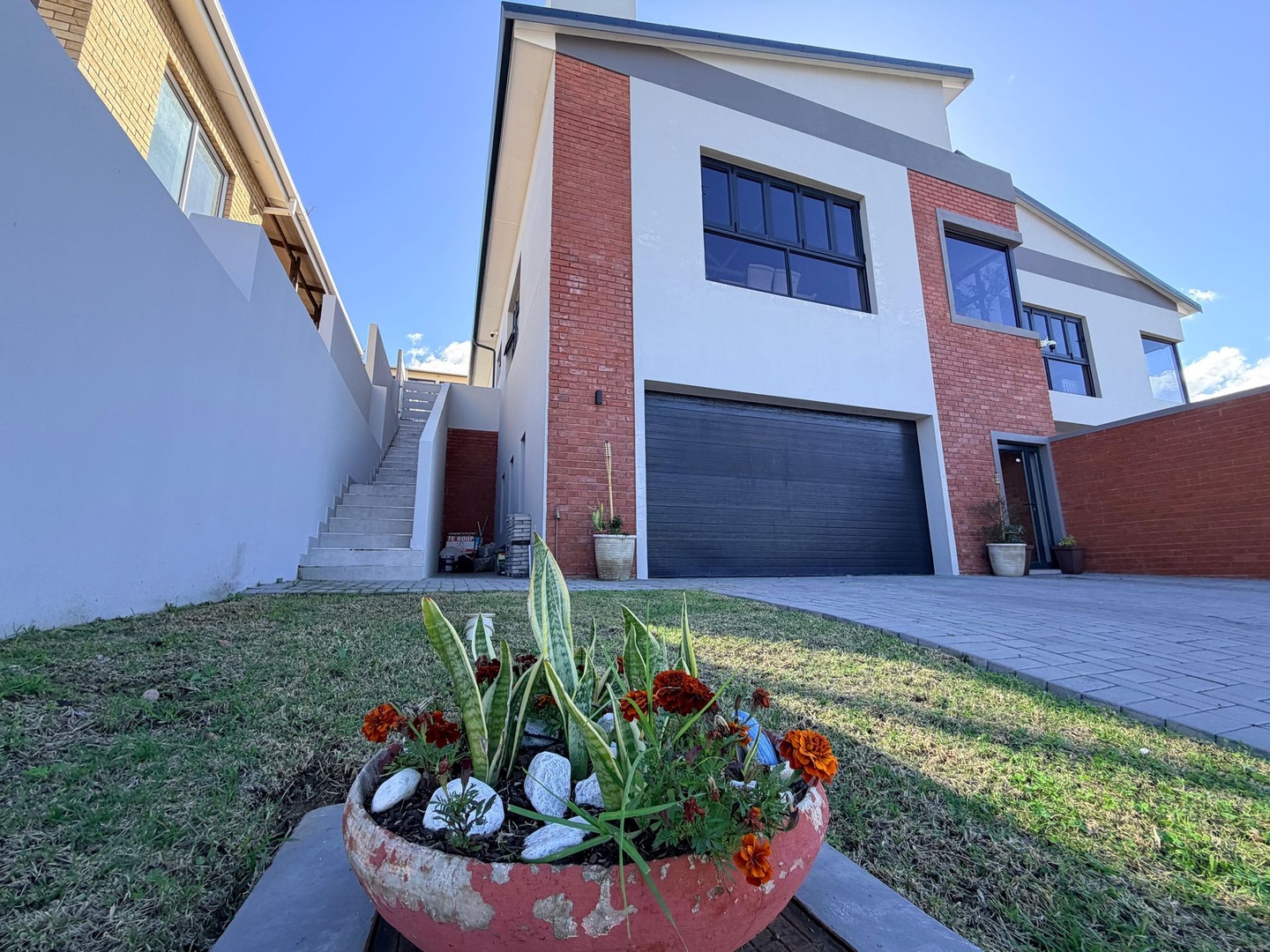 Charming 3-Bedroom Duet with Sea Views
