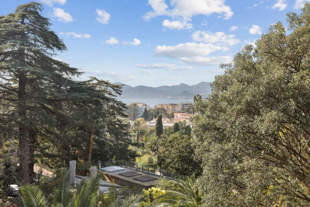 House to renovate, 1720m2 grounds, short walk to the beach and close to Cannes centre