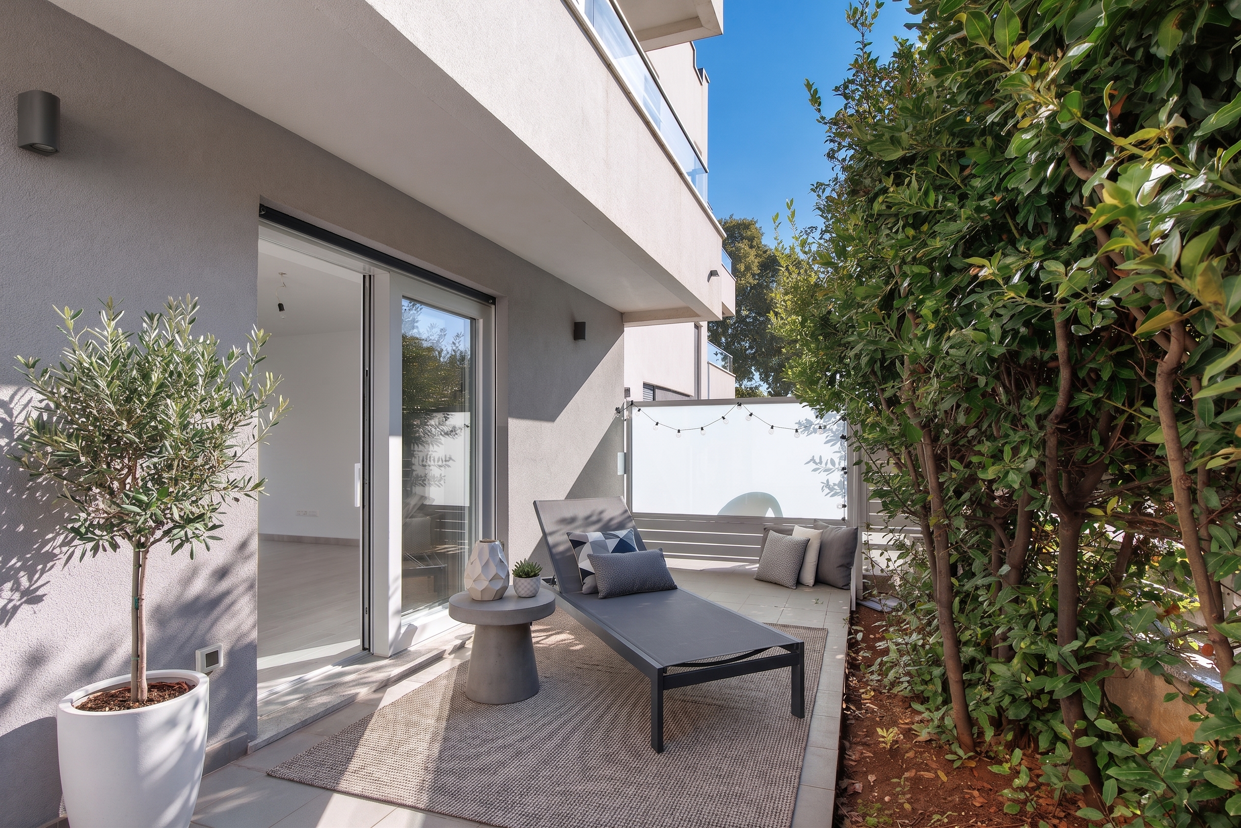 Modern 4.5-room apartment with private garden & flexible, separable layout (S-1)