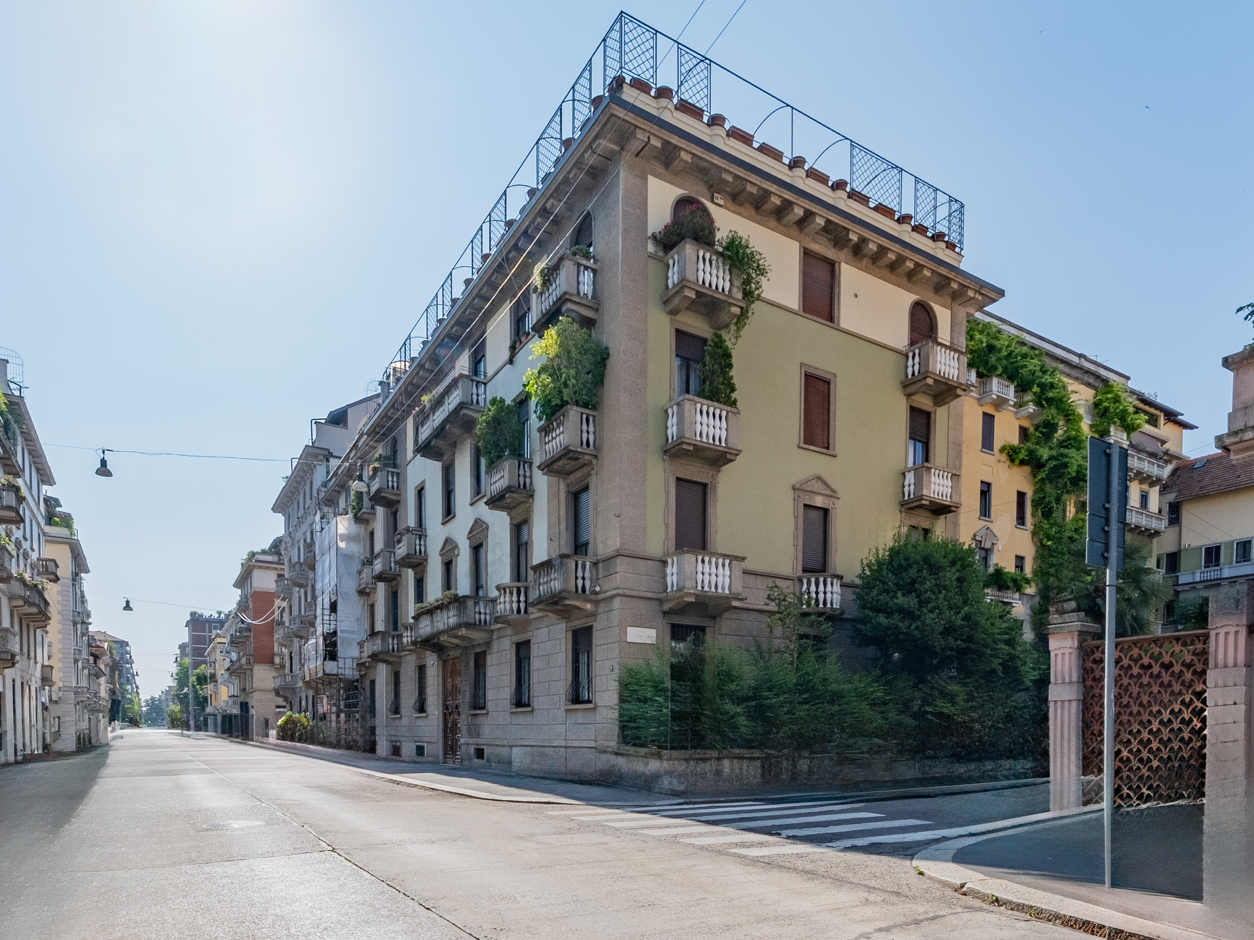 Elegant renovated one-bedroom apartment                                                               in a period building on via Archimede